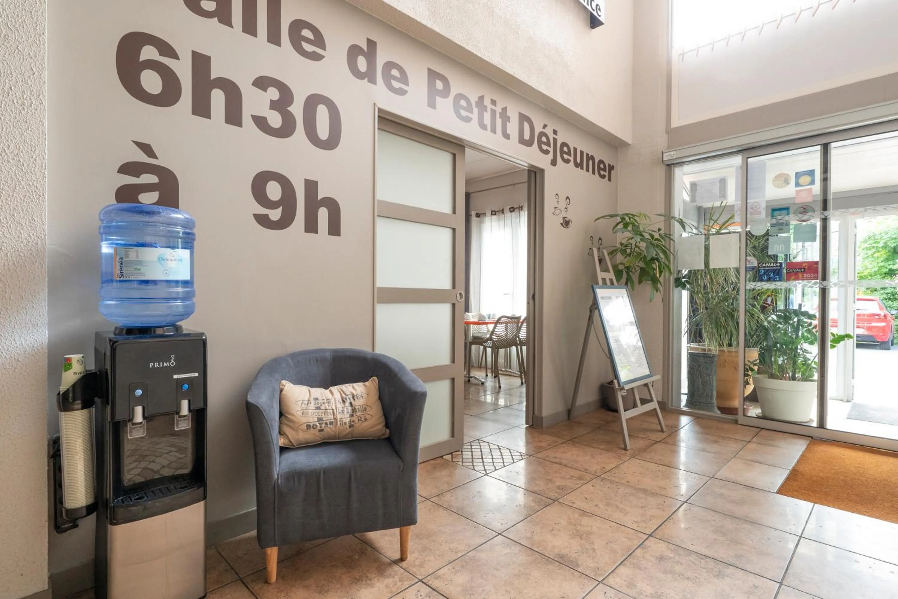 Property building in Contact Hôtel O'Nice Saintes
