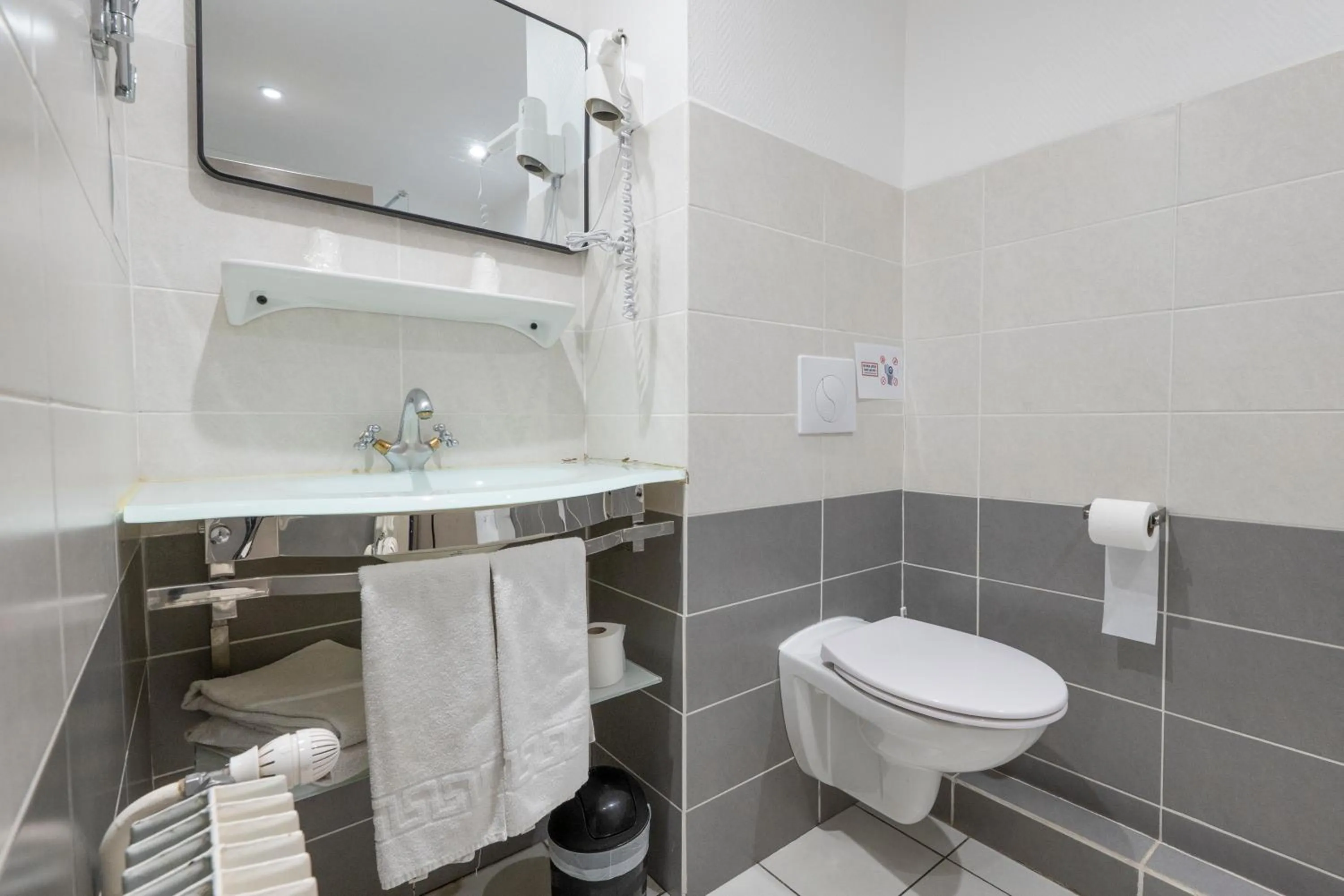 Bathroom in Contact Hôtel O'Nice Saintes