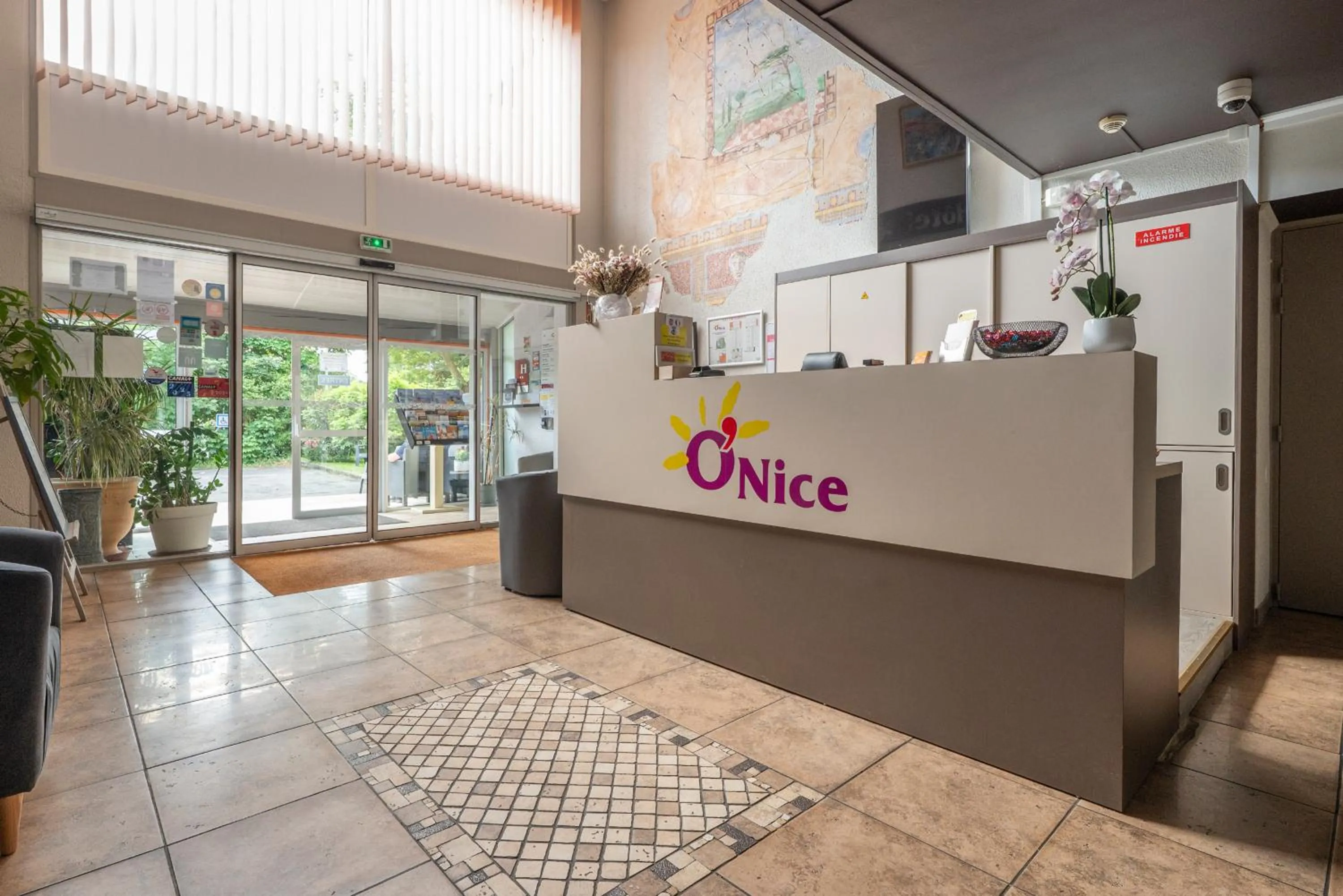 Lobby or reception in Contact Hôtel O'Nice Saintes