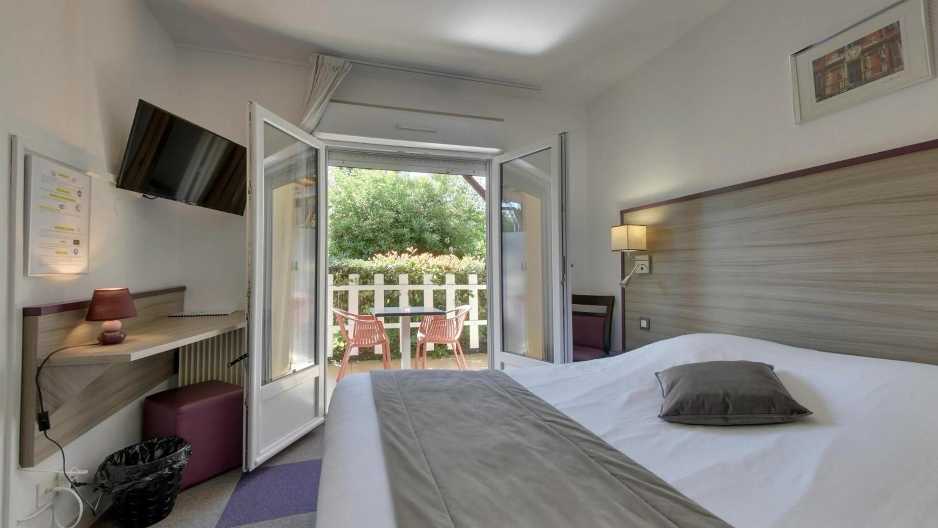 Garden view, Bed in Contact Hôtel O'Nice Saintes