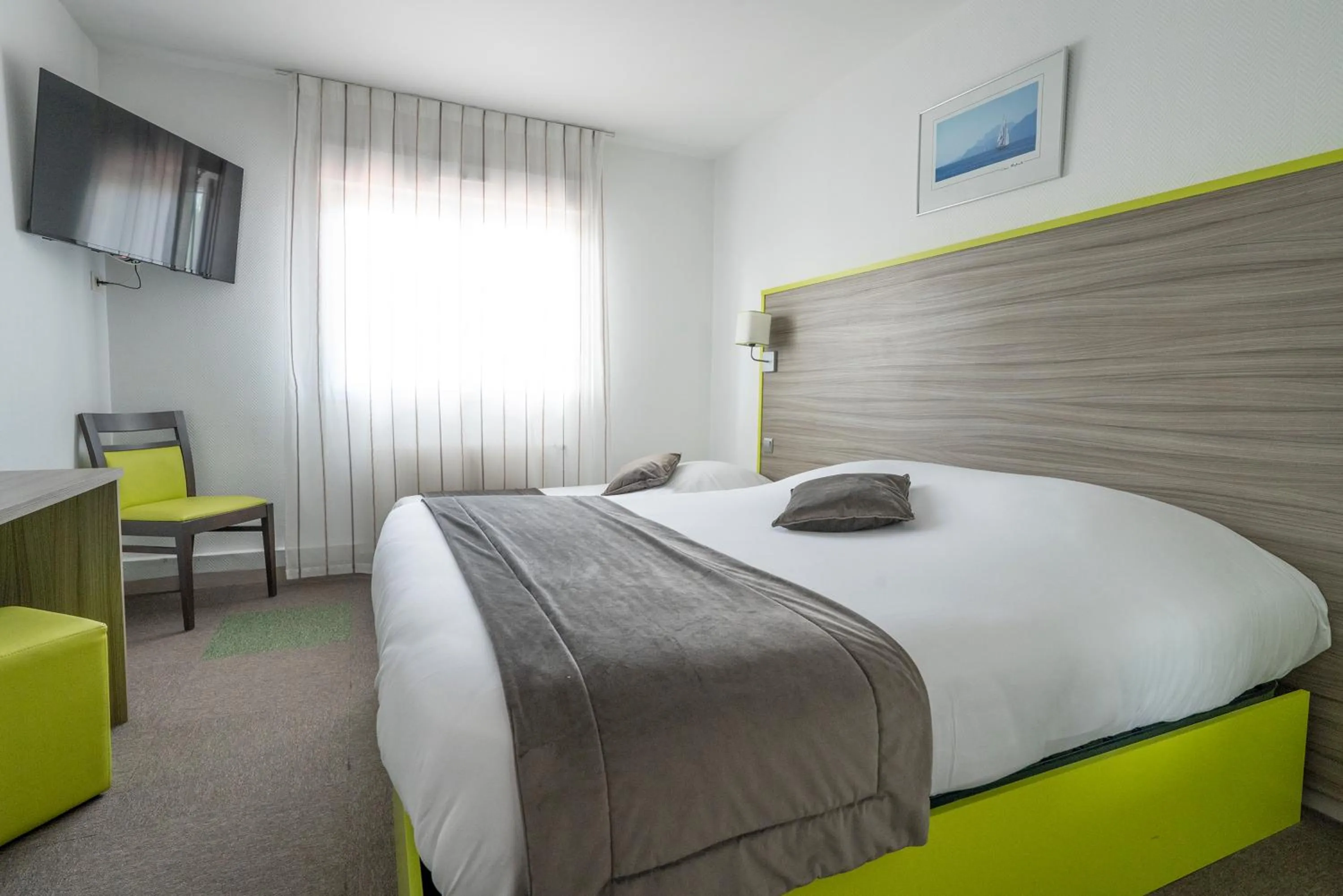 Photo of the whole room, Bed in Contact Hôtel O'Nice Saintes