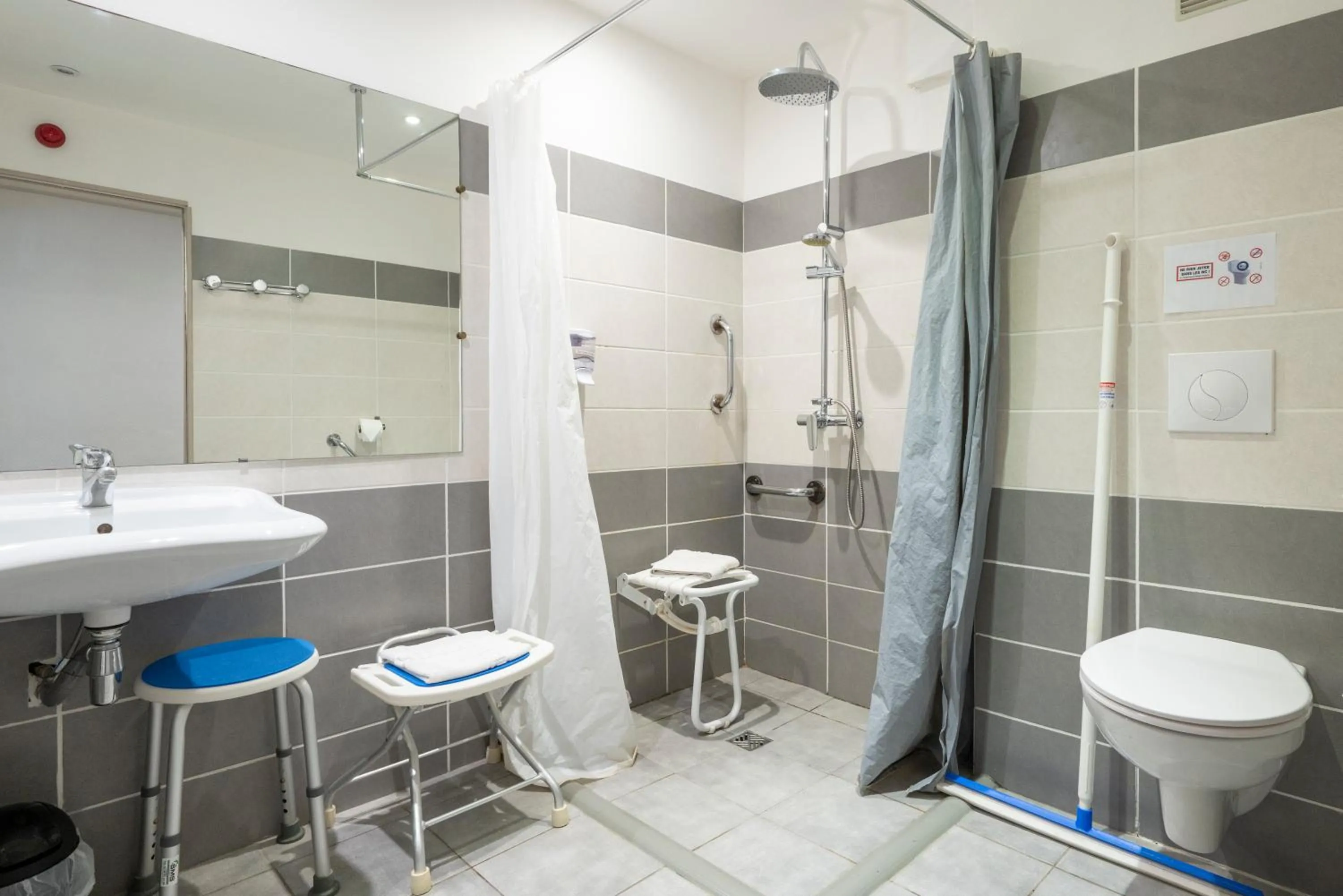 Bathroom in Contact Hôtel O'Nice Saintes