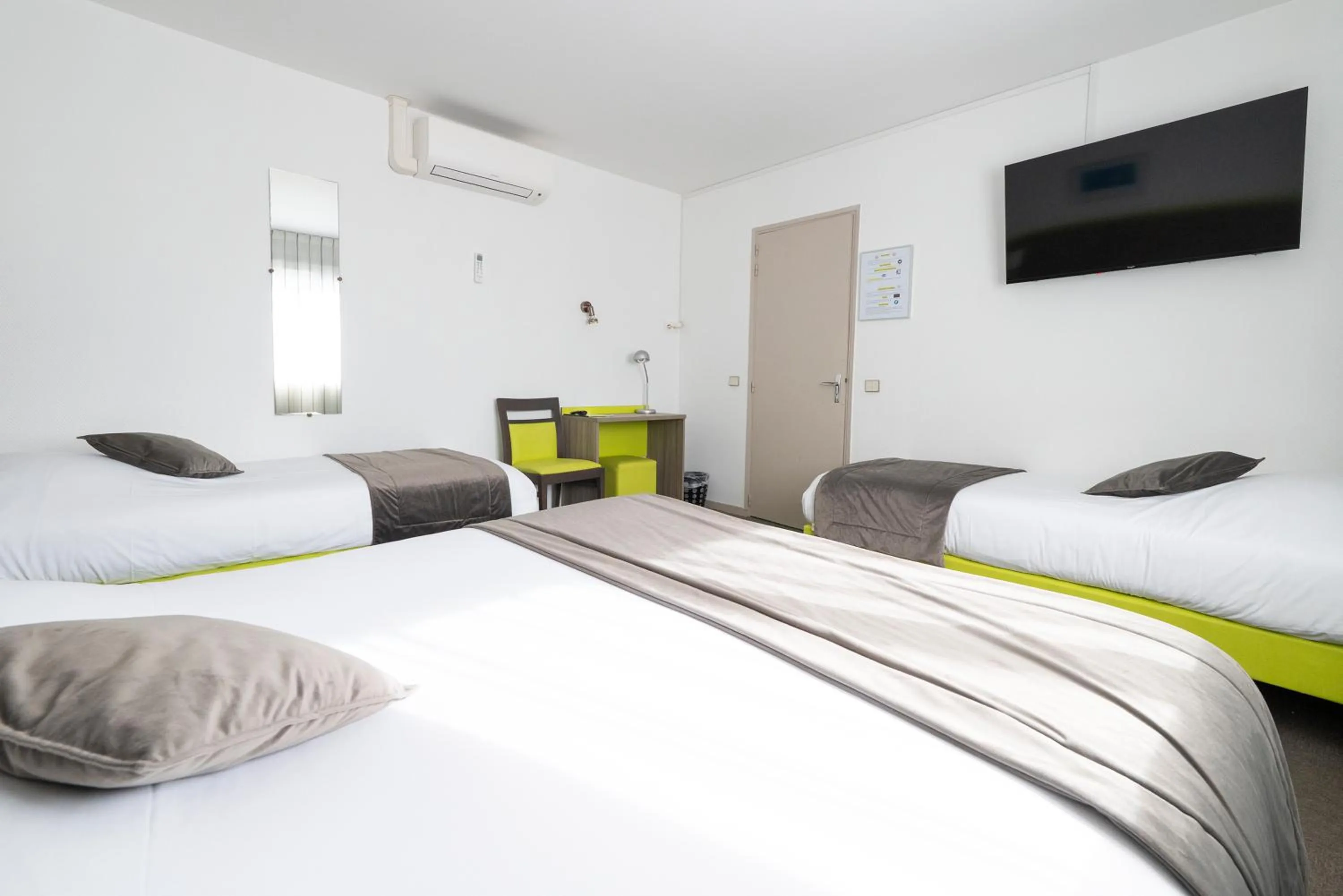 Photo of the whole room, Bed in Contact Hôtel O'Nice Saintes