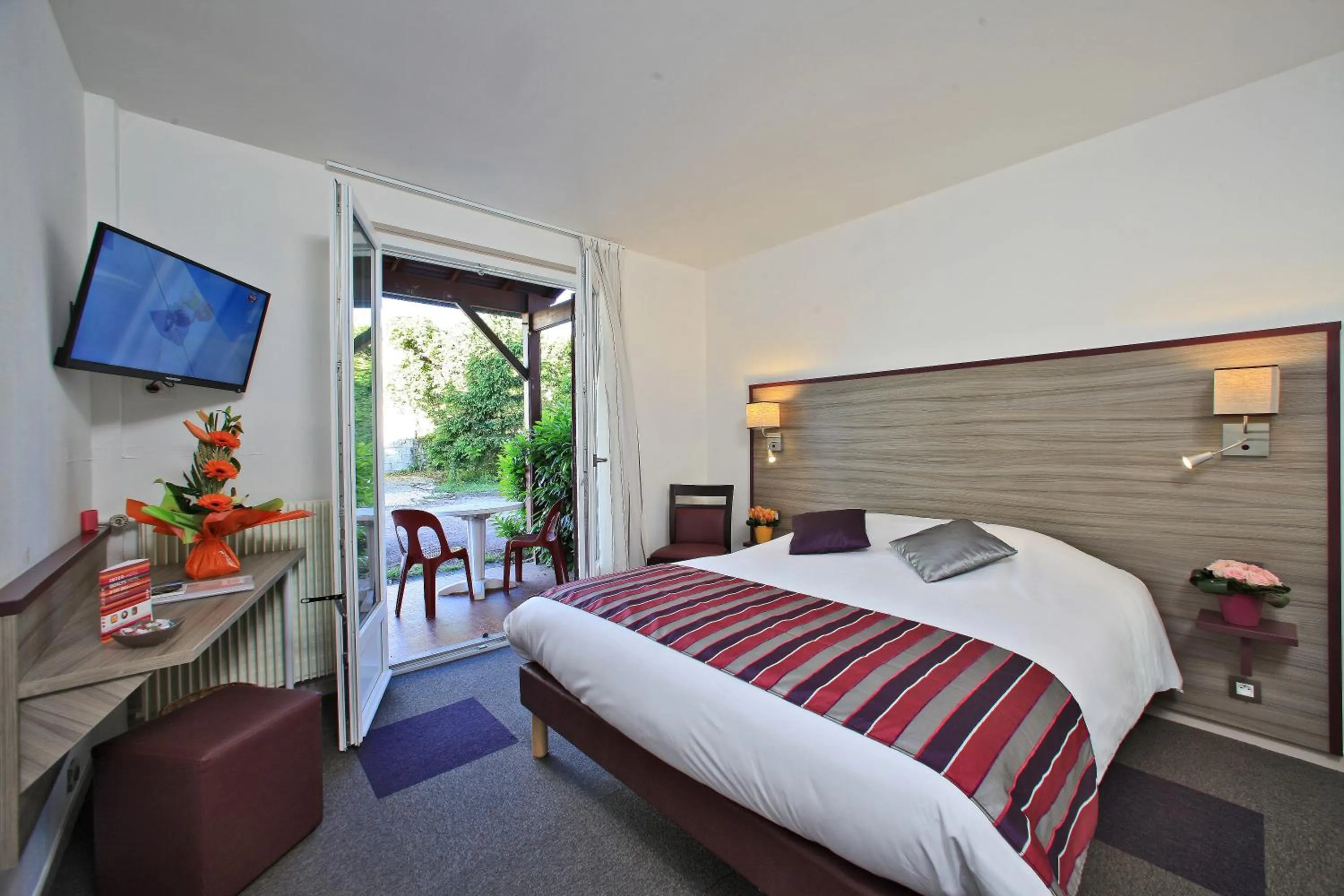 Photo of the whole room, Bed in Contact Hôtel O'Nice Saintes
