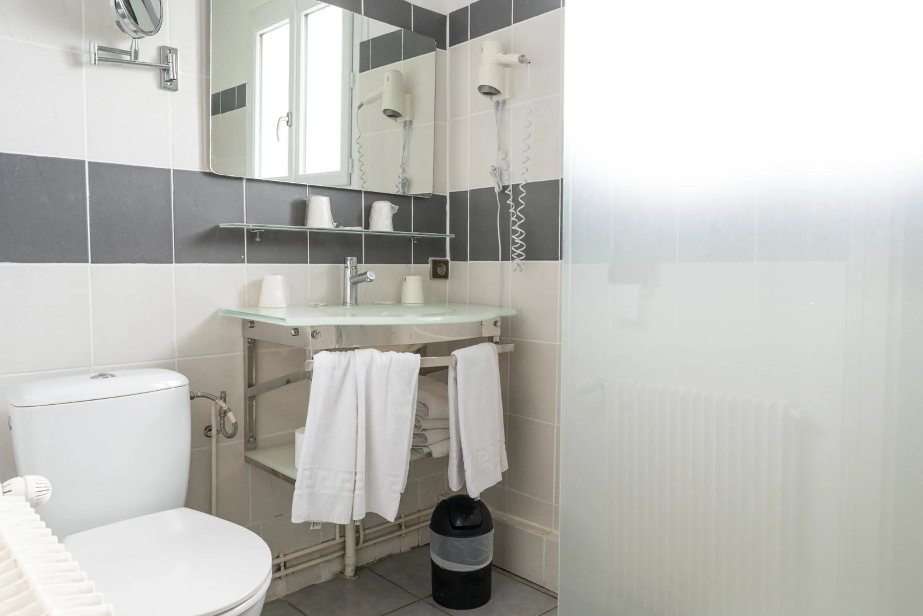 Bathroom in Contact Hôtel O'Nice Saintes