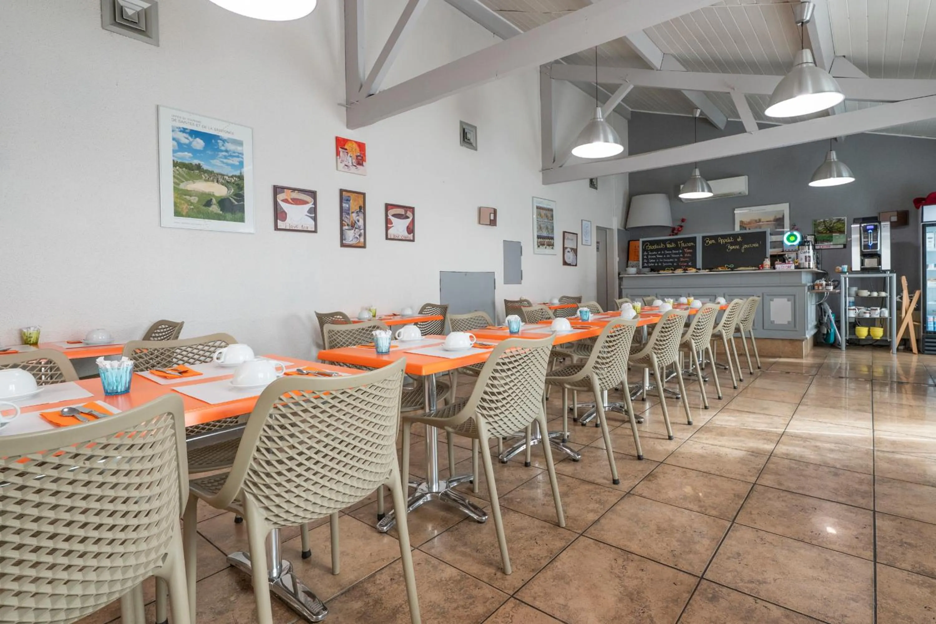 Property building in Contact Hôtel O'Nice Saintes