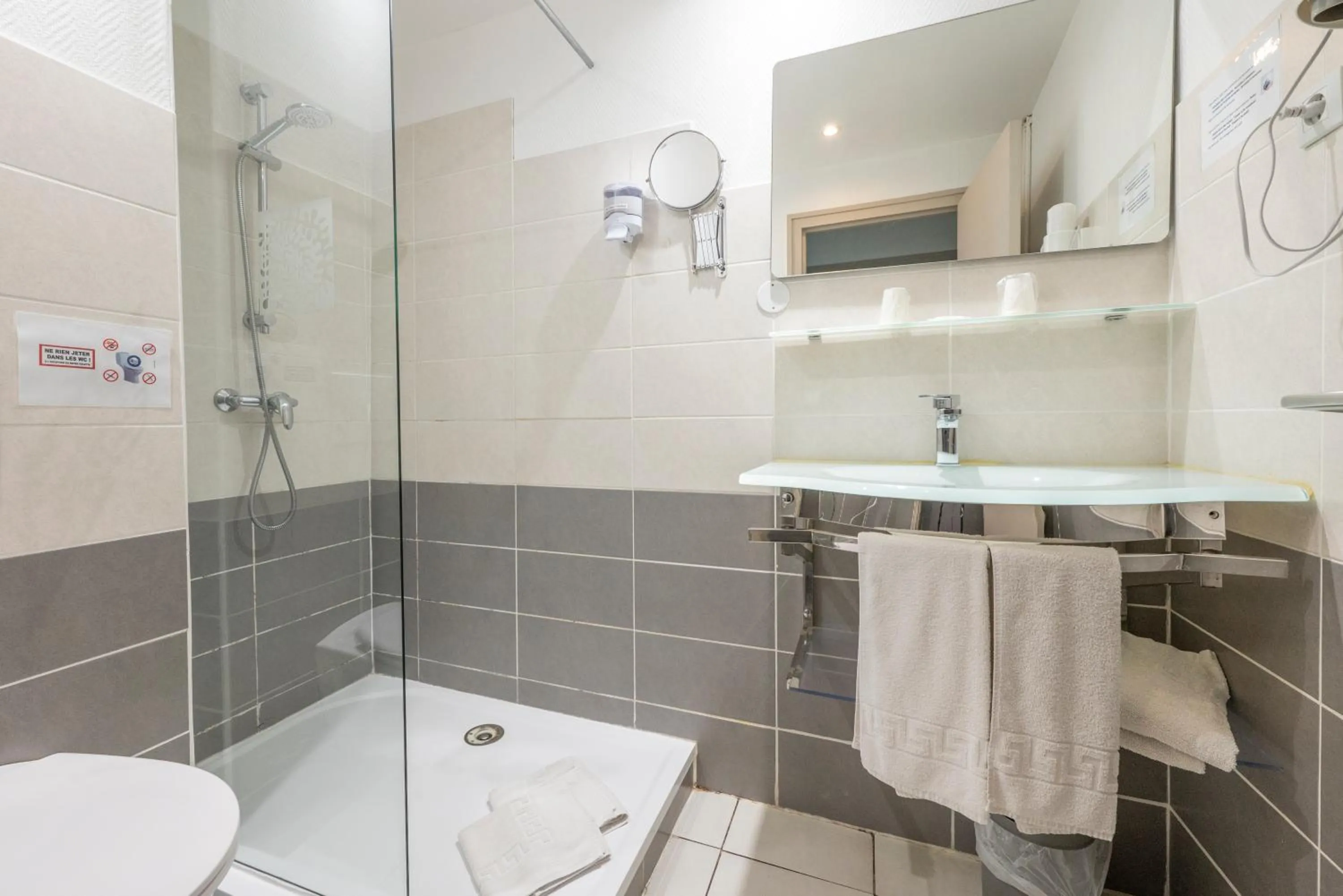 Bathroom in Contact Hôtel O'Nice Saintes