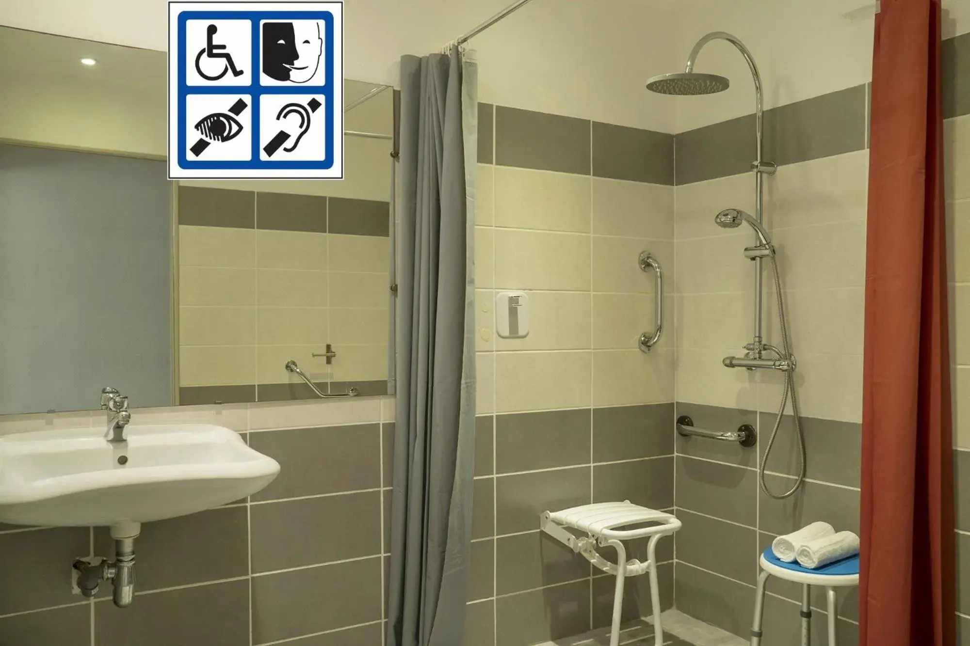 Double Room - Disability Access in Contact Hôtel O'Nice Saintes Double Room - Disability Access in Contact Hôtel O'Nice Saintes