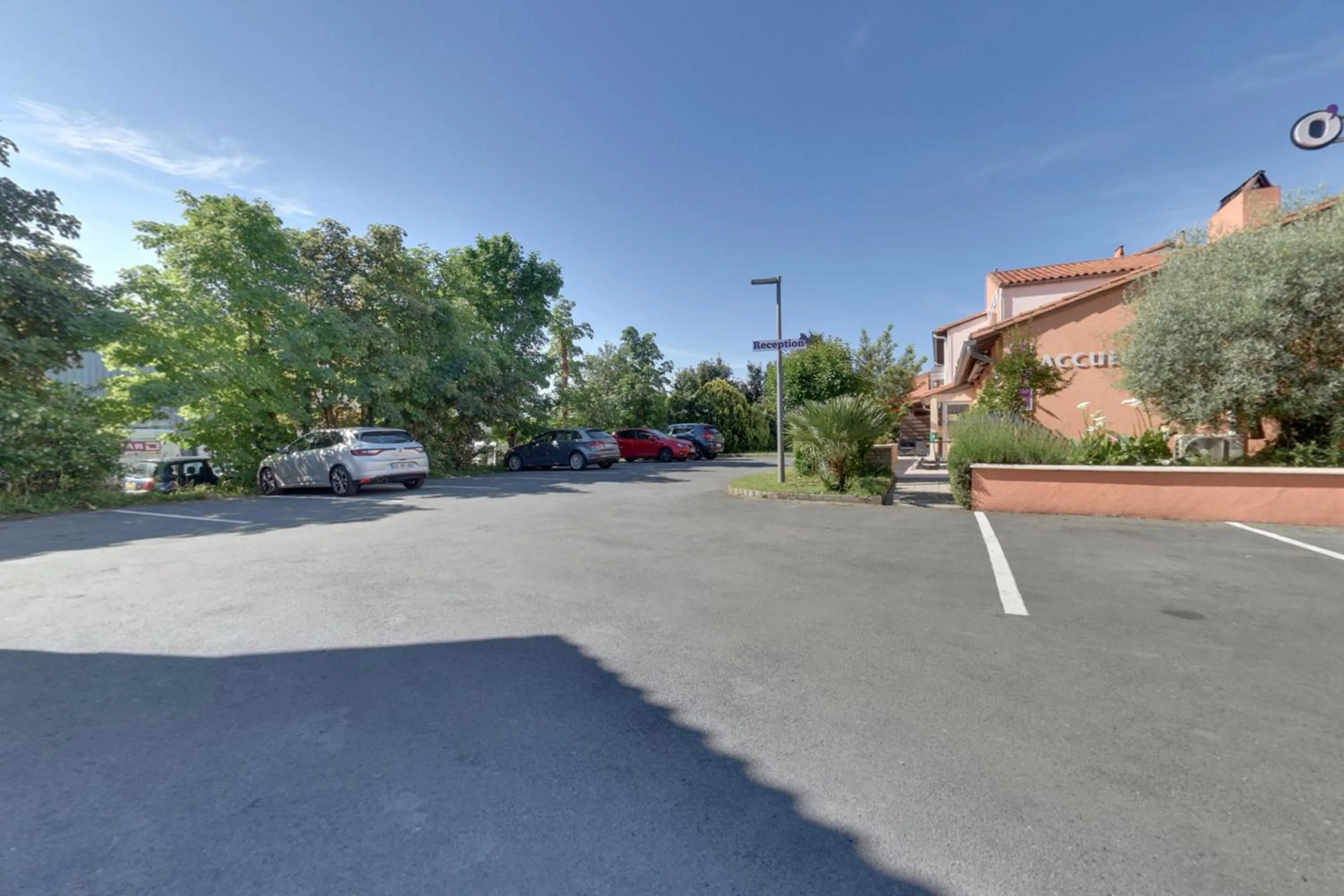 Parking in Contact Hôtel O'Nice Saintes