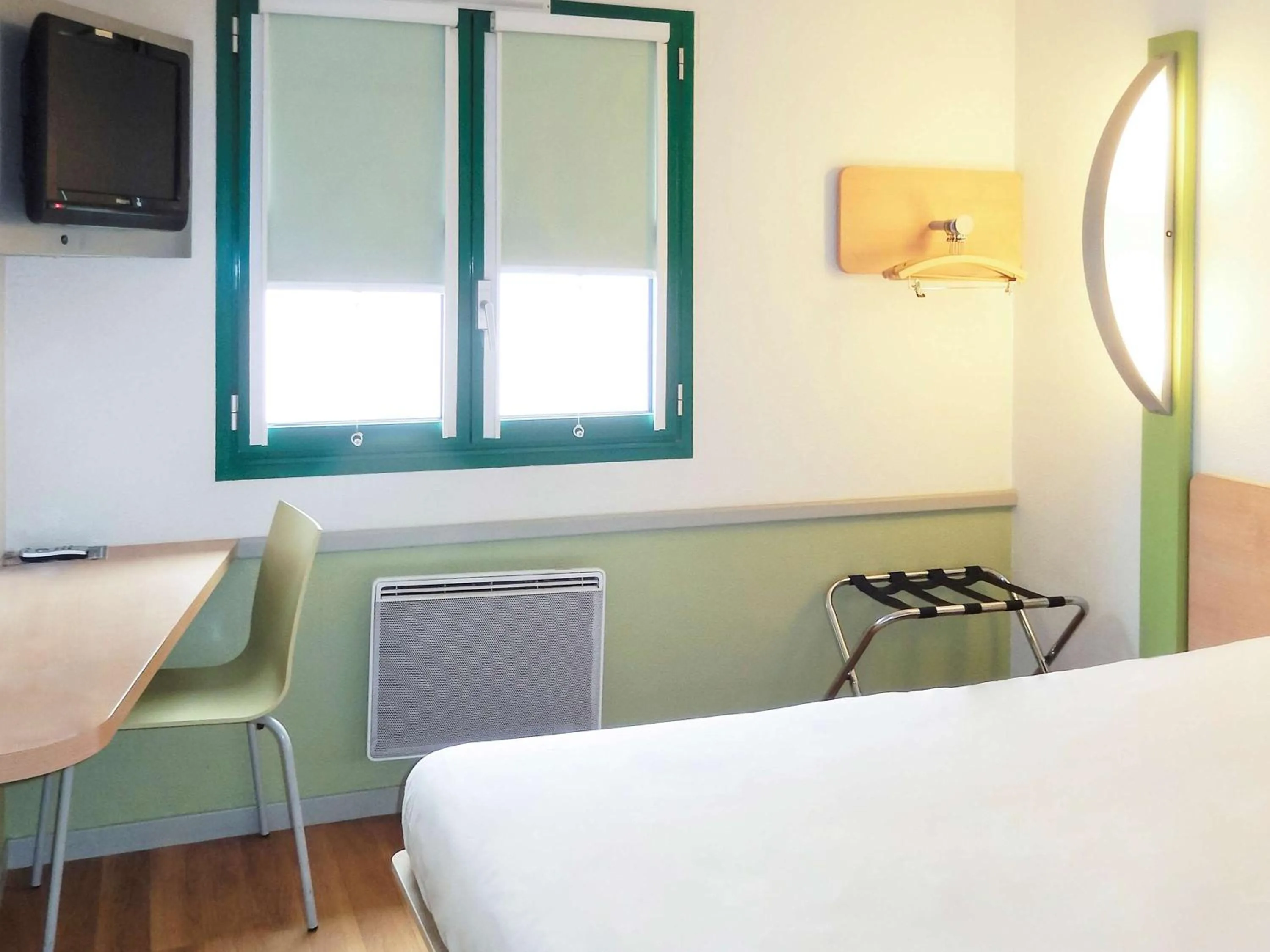 Bedroom, Bed in Hotel Inn Design Laon