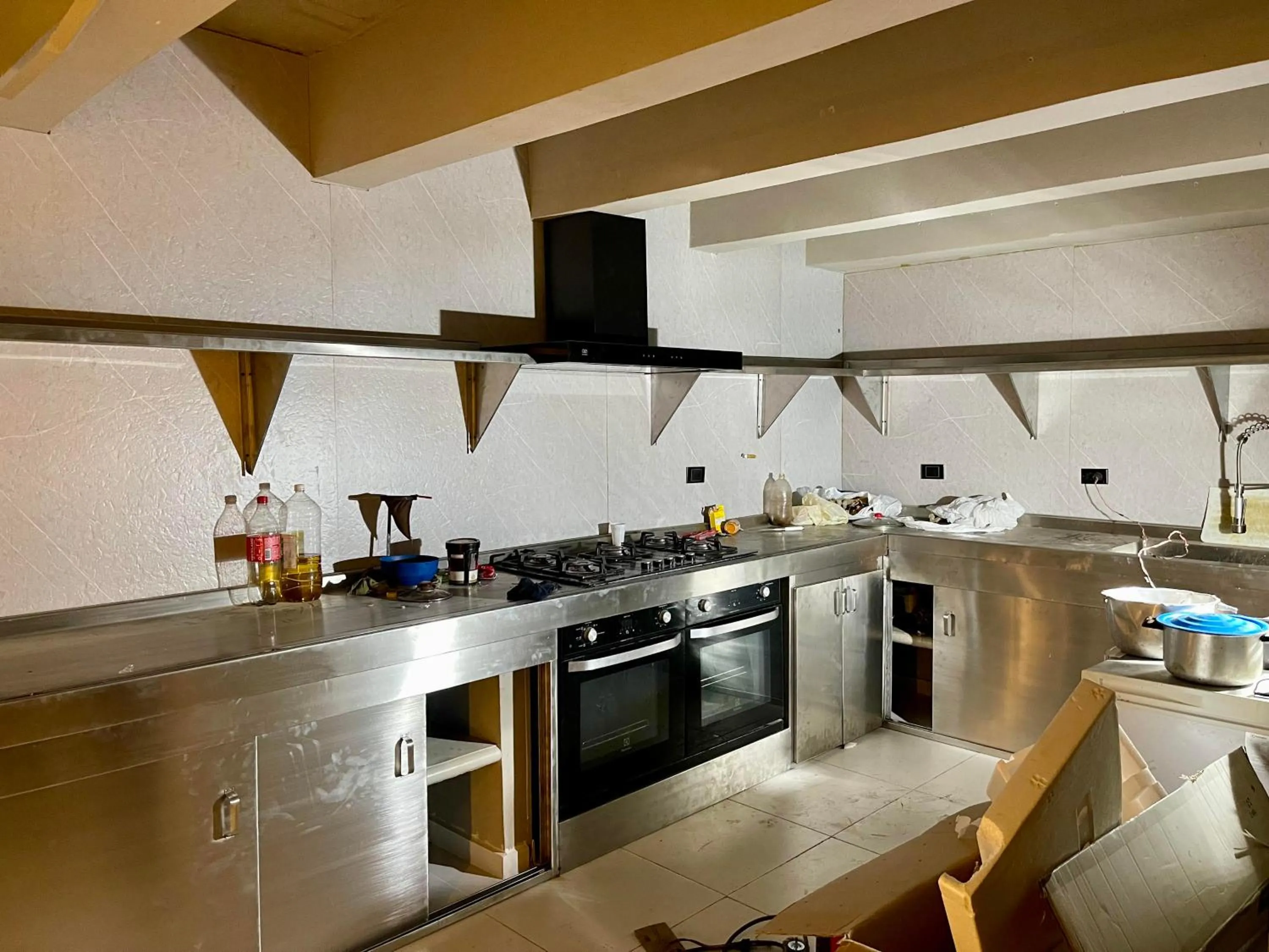 Kitchen or kitchenette in EleMYNT LifeStyle Hotel