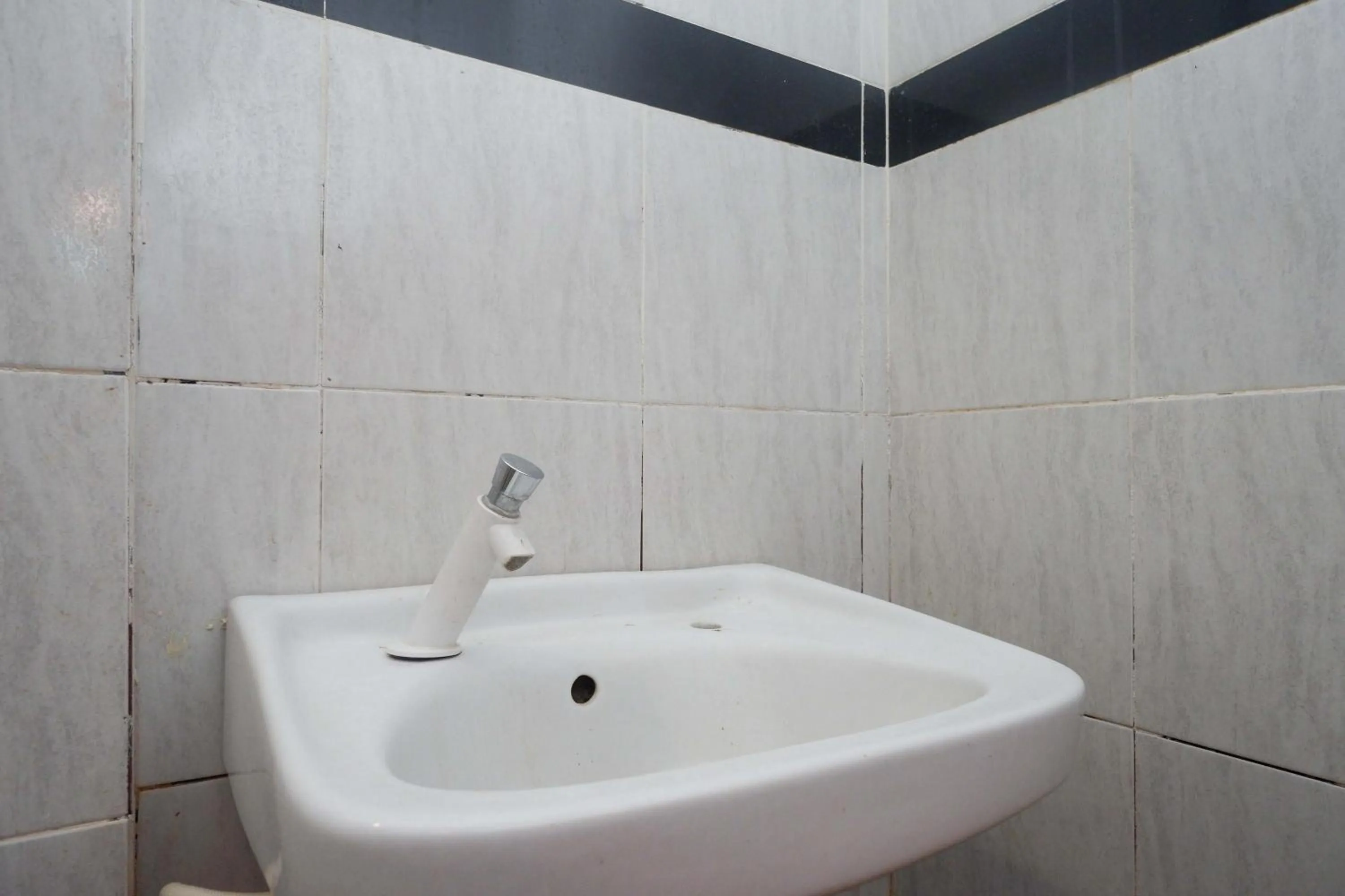 Bathroom in RedDoorz near Majapahit Semarang 2