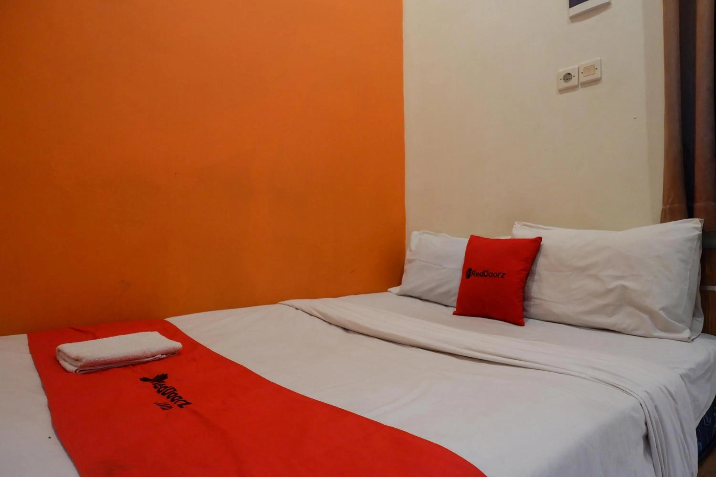 Bedroom, Bed in RedDoorz near Majapahit Semarang 2