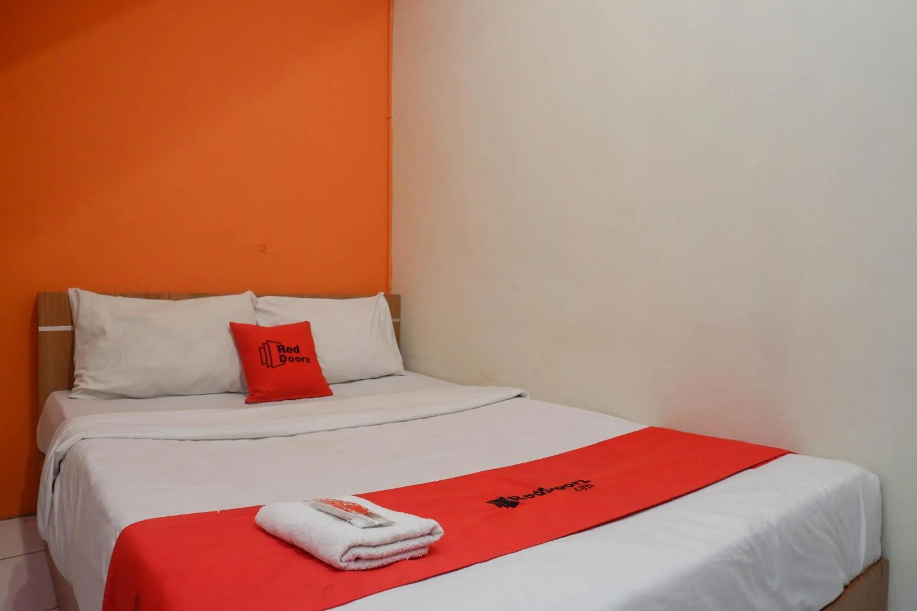 Standard Double Room in RedDoorz near Majapahit Semarang 2 Standard Double Room in RedDoorz near Majapahit Semarang 2
