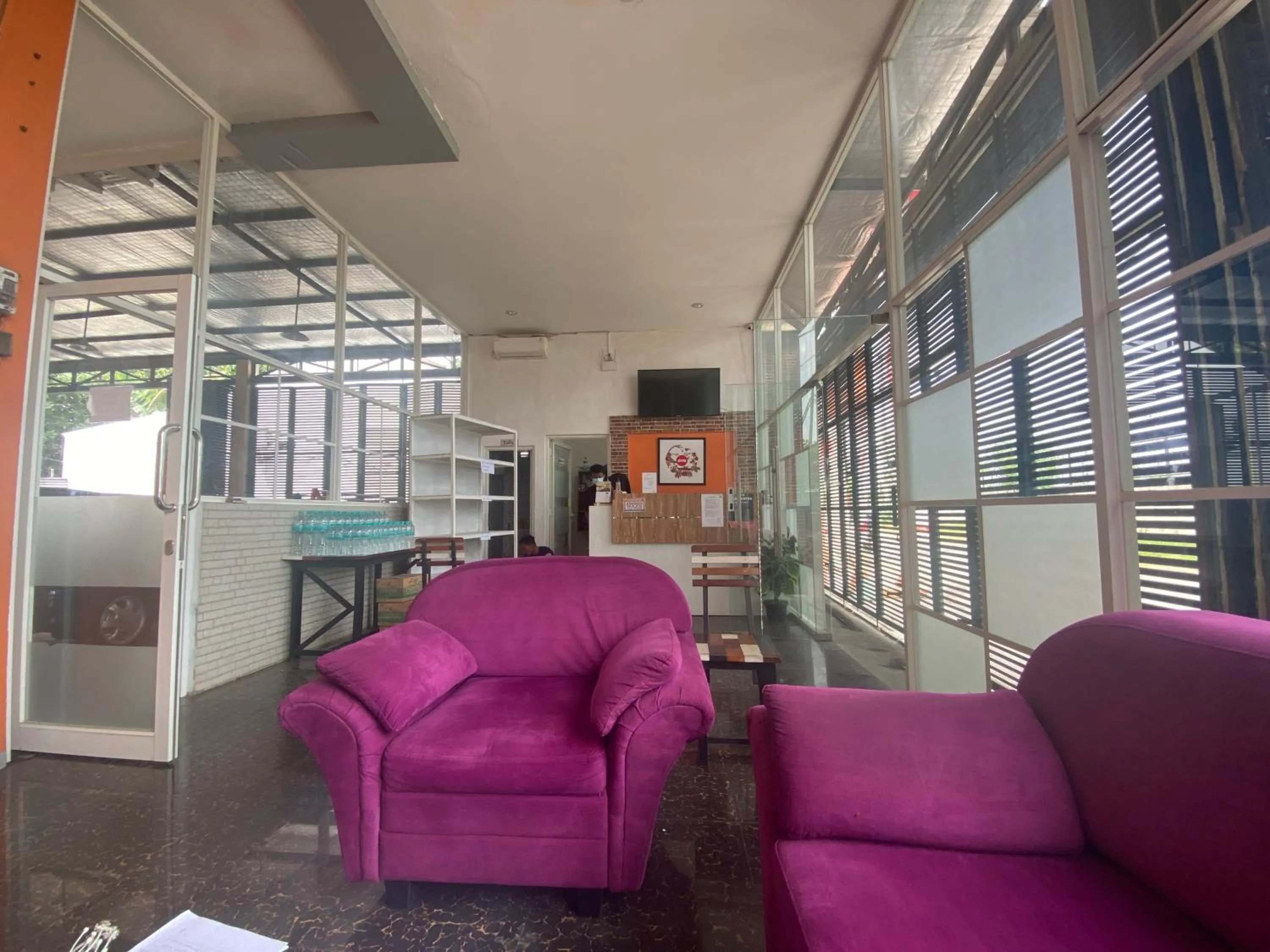 Lobby or reception in RedDoorz At Kartini Residence Semarang