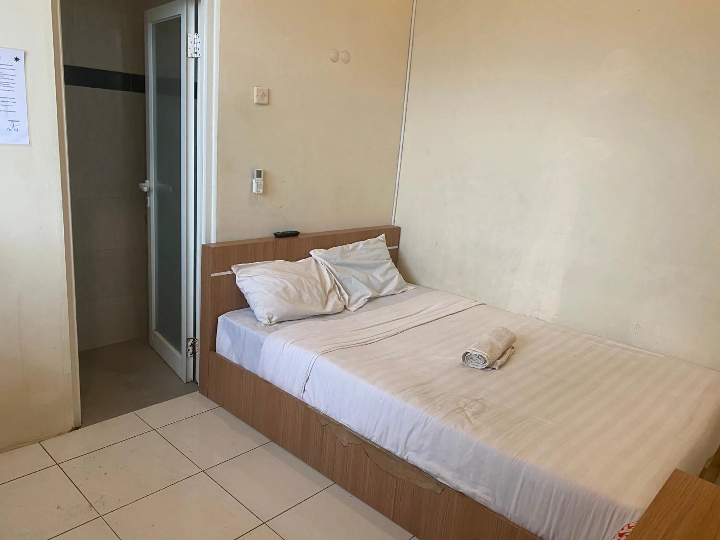 Bed in RedDoorz At Kartini Residence Semarang