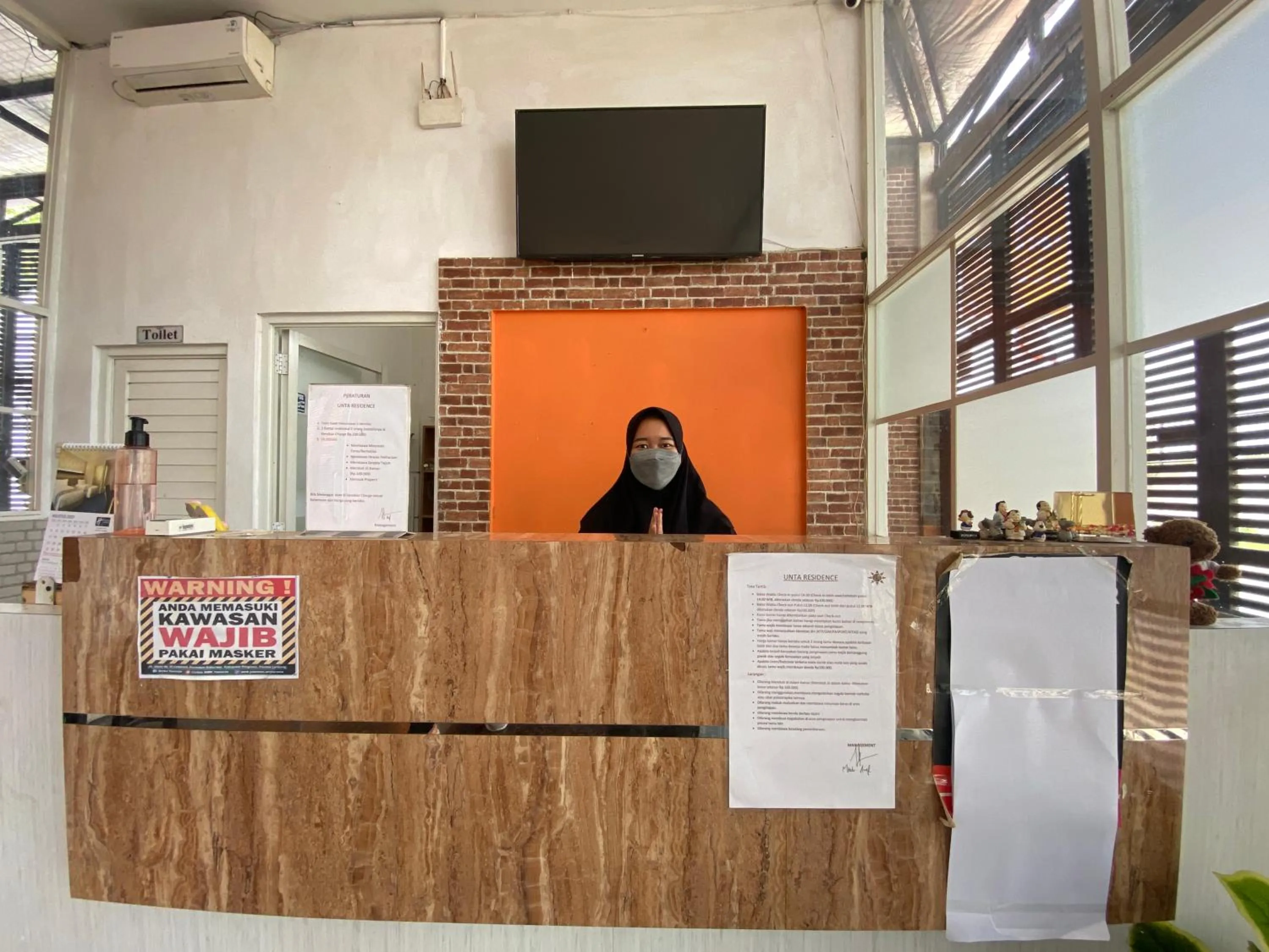 Lobby or reception in RedDoorz At Kartini Residence Semarang