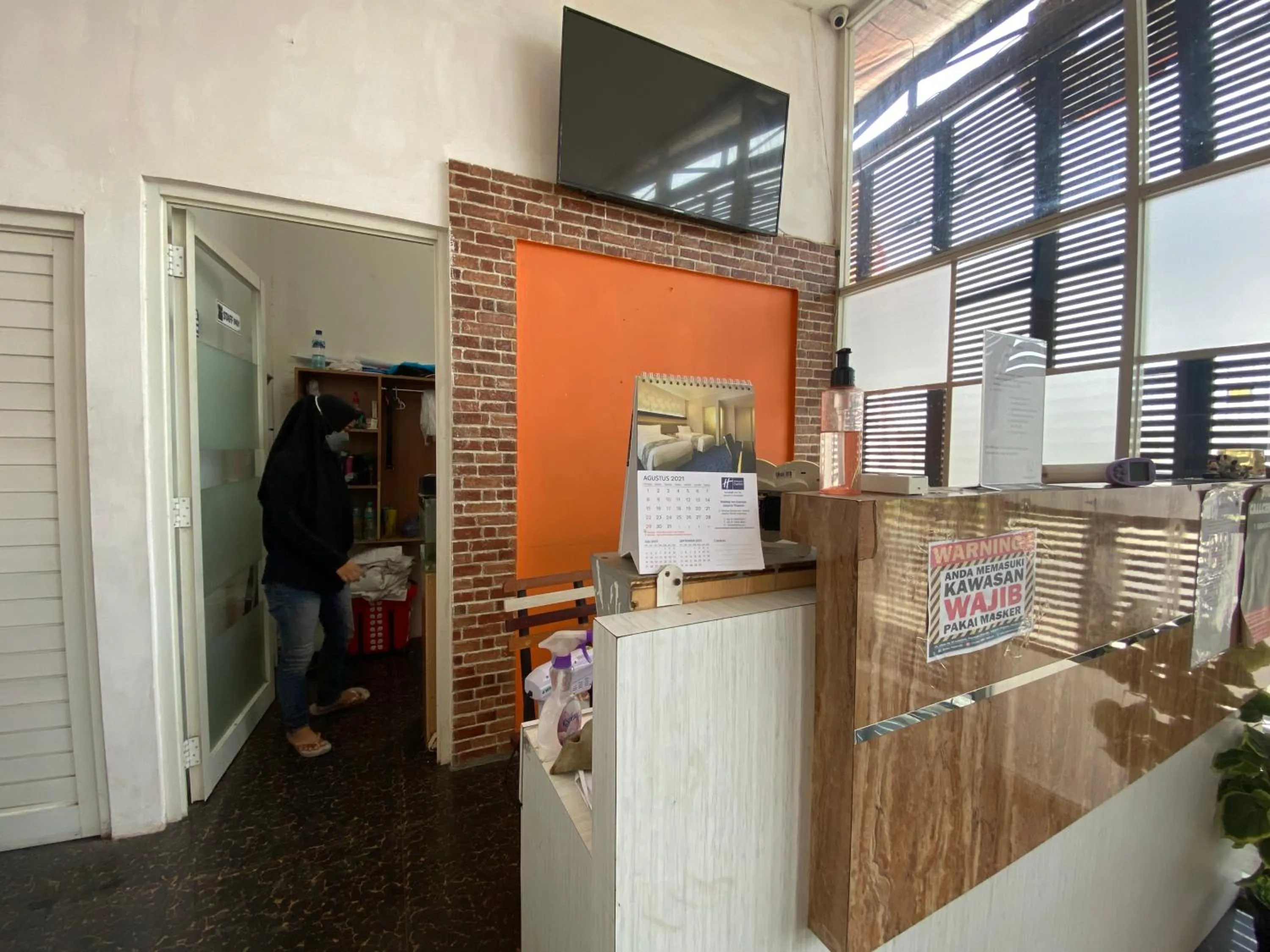 Lobby or reception in RedDoorz At Kartini Residence Semarang