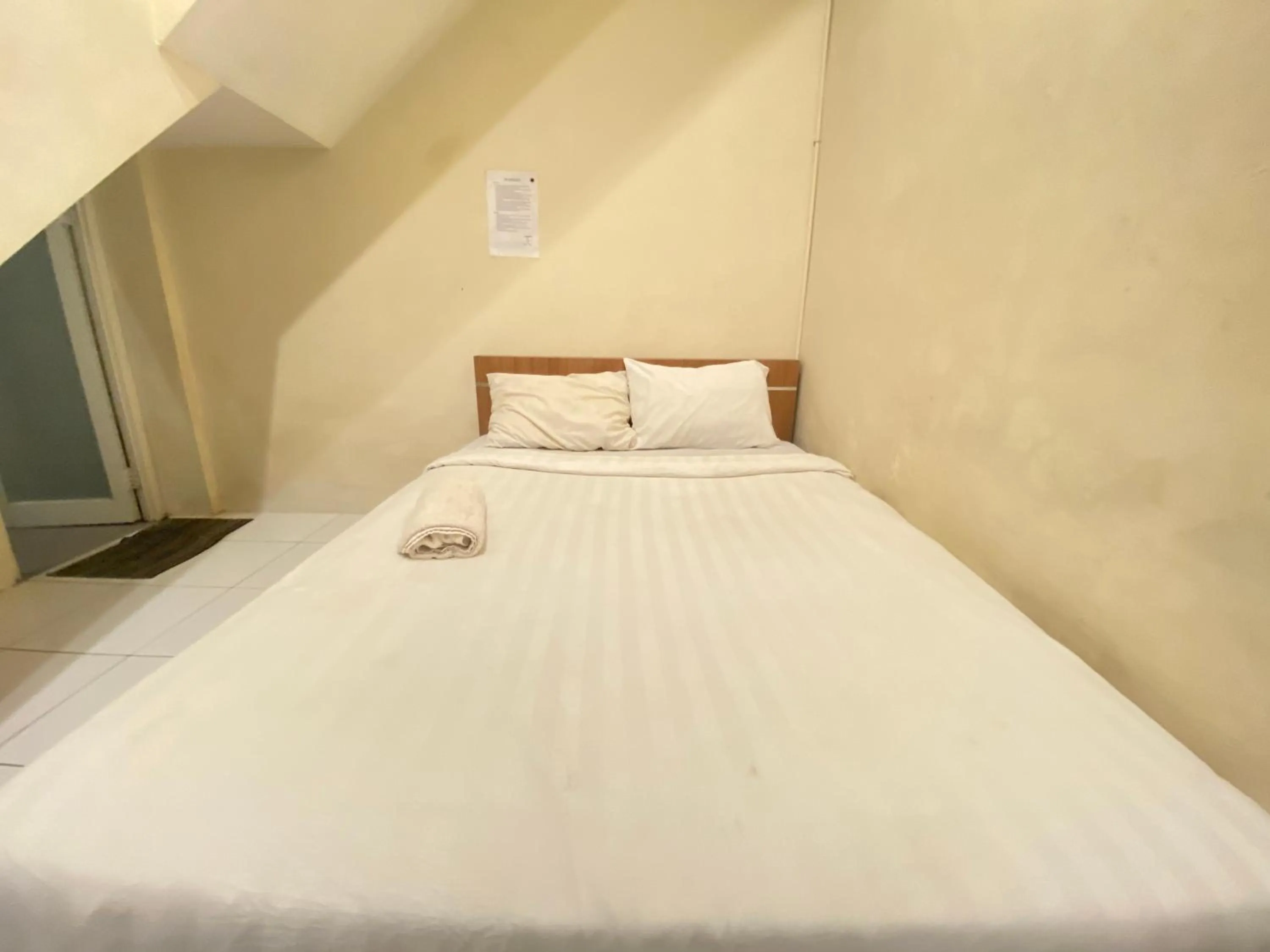 Bed in RedDoorz At Kartini Residence Semarang