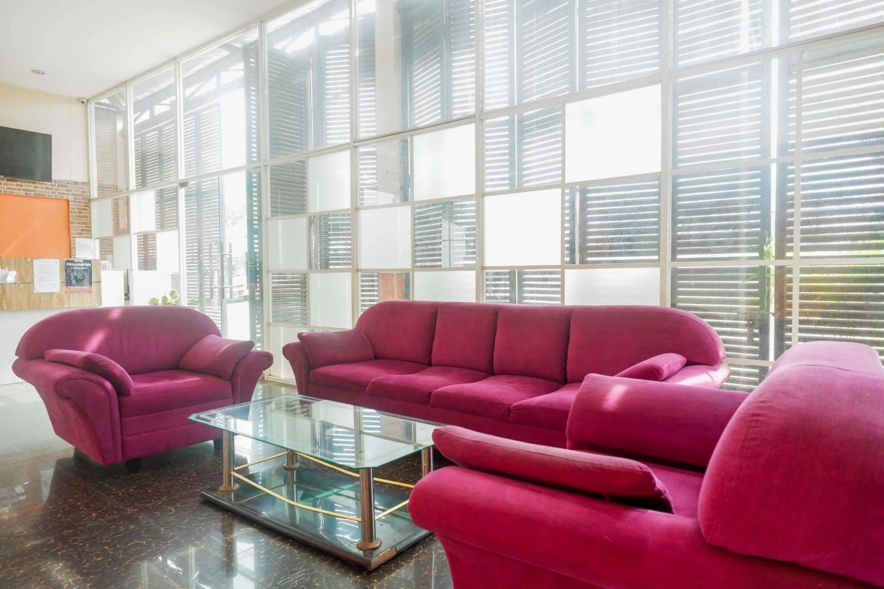 Seating area in RedDoorz near Majapahit Semarang 2