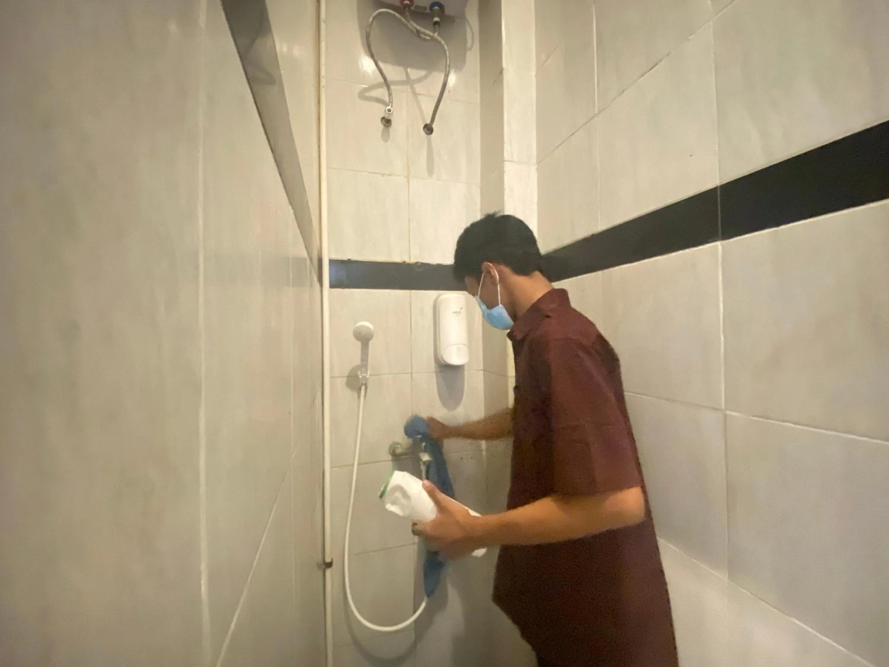 Bathroom in RedDoorz At Kartini Residence Semarang