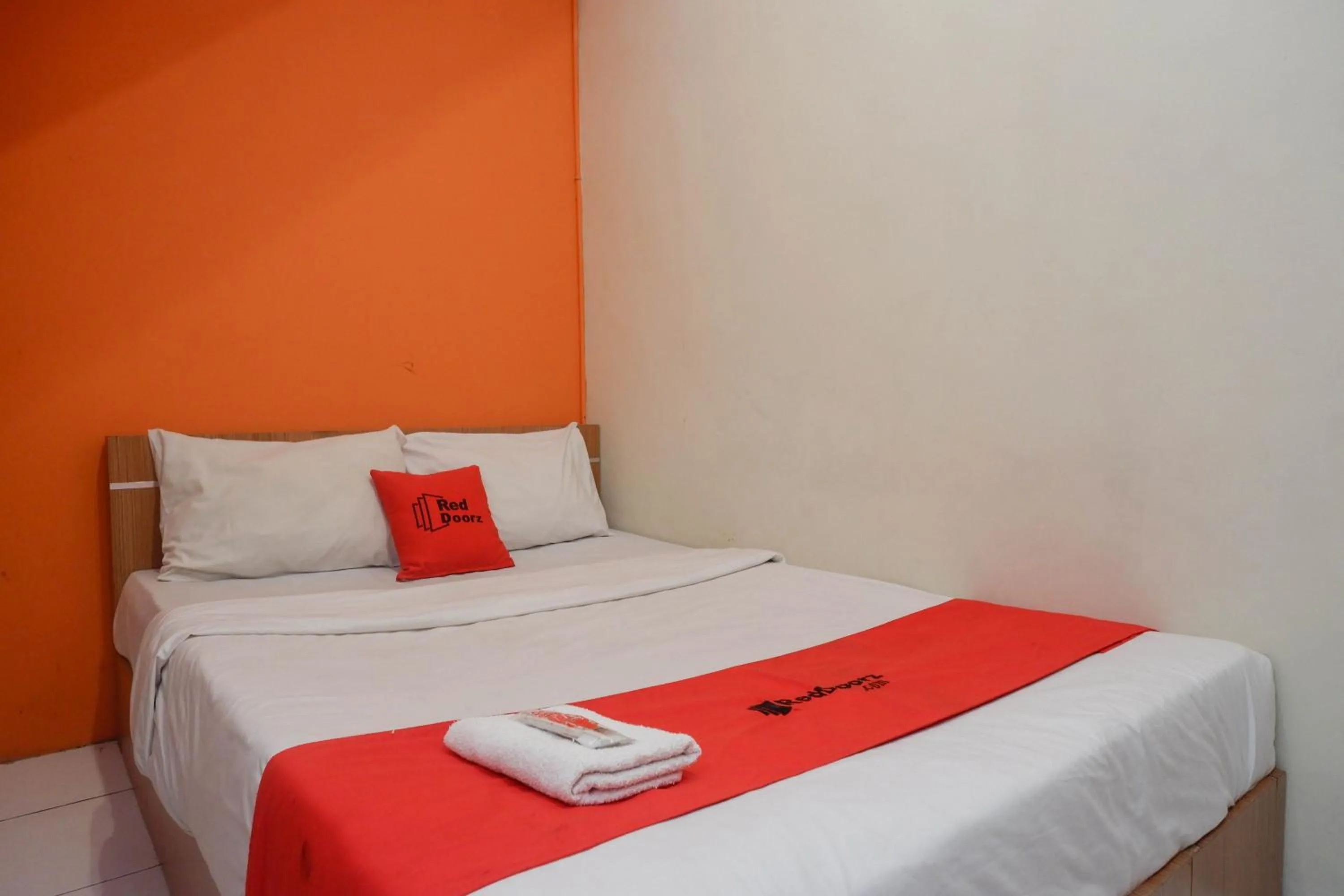 Bedroom, Bed in RedDoorz near Majapahit Semarang 2