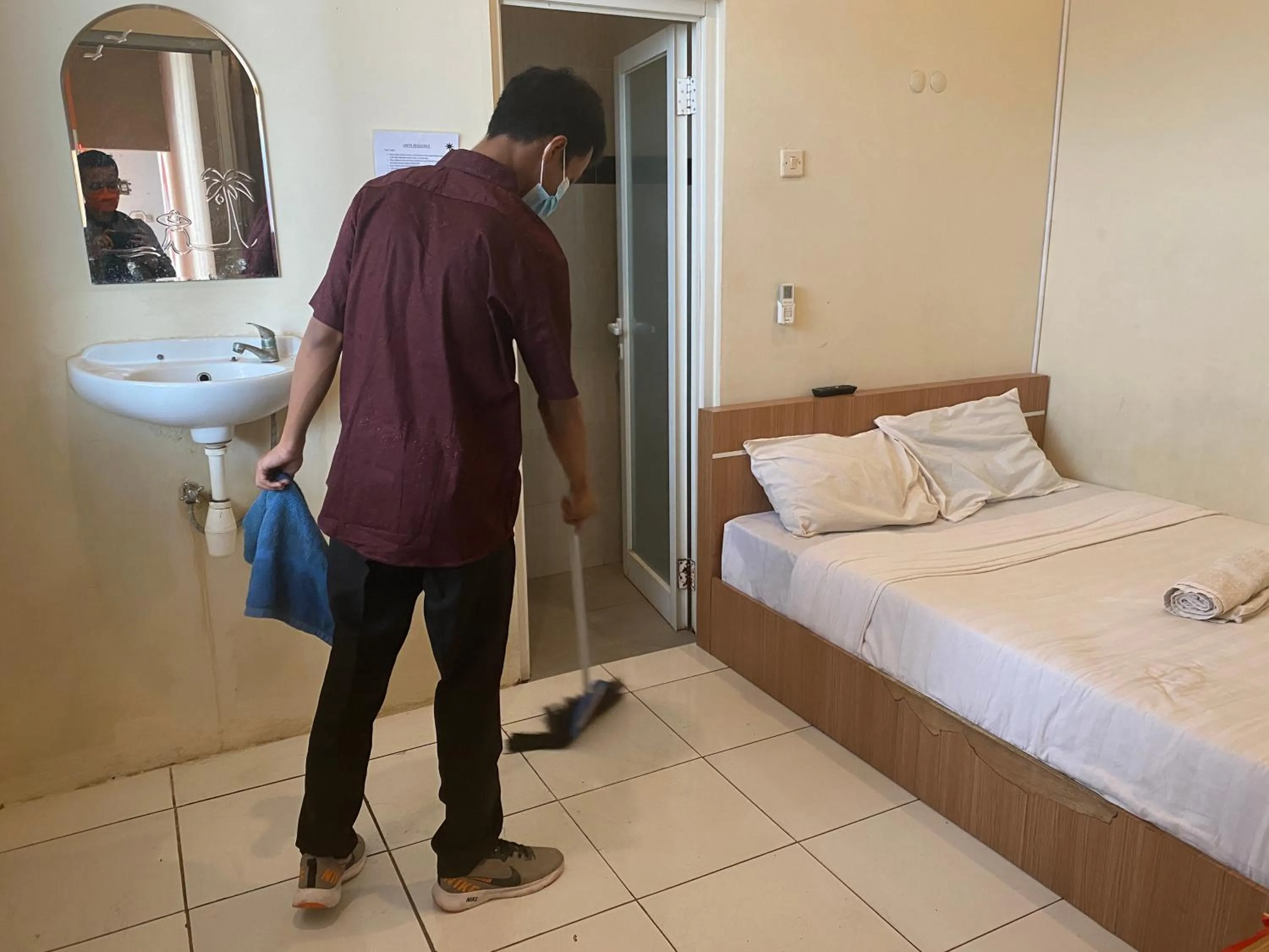 Staff, Bed in RedDoorz At Kartini Residence Semarang