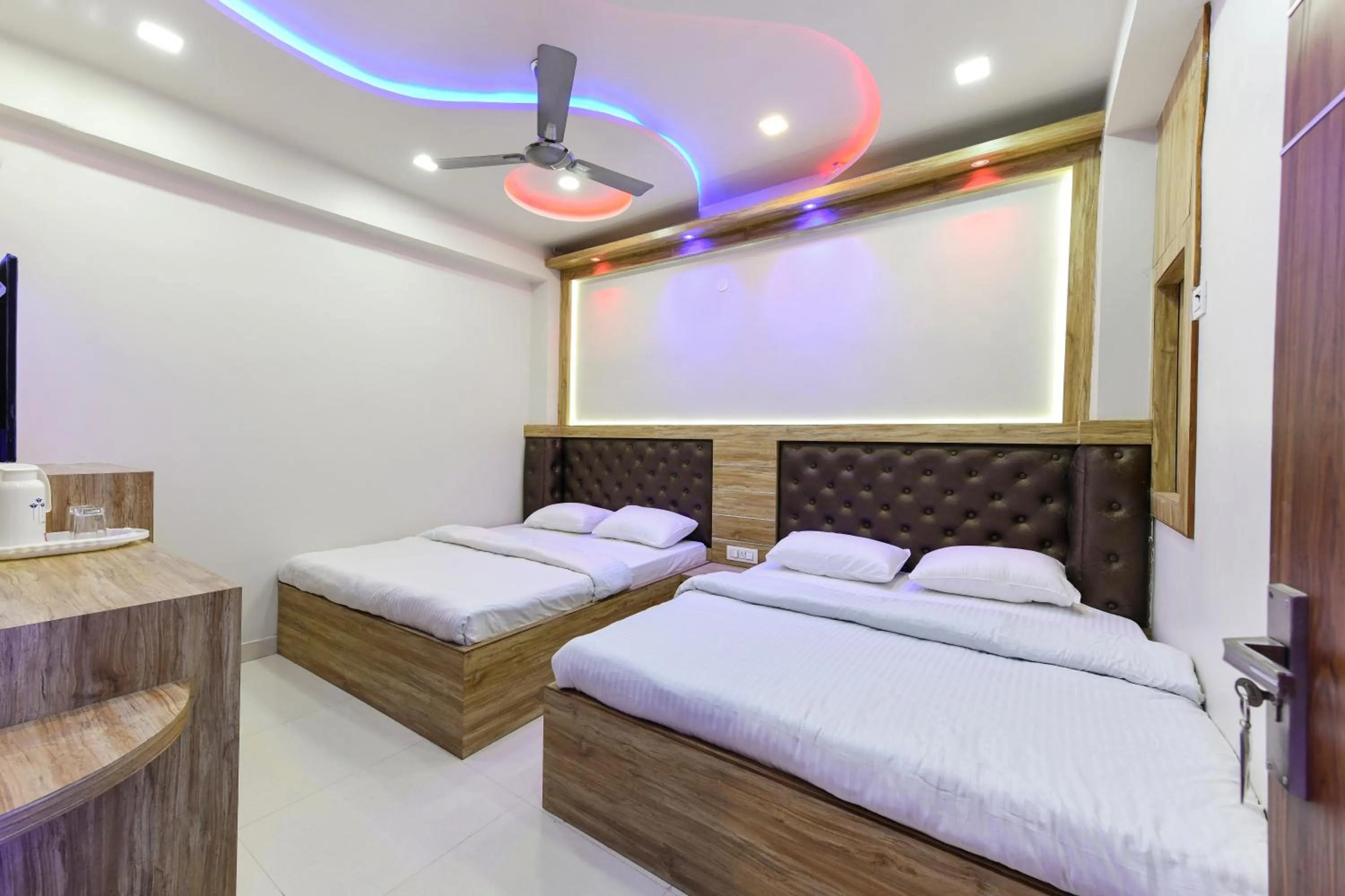 Photo of the whole room, Bed in HN Palace Homestay