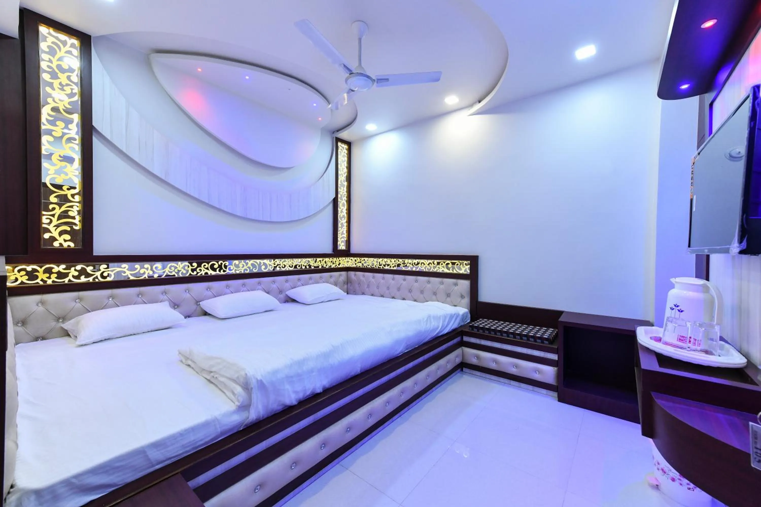 Photo of the whole room, Bed in HN Palace Homestay