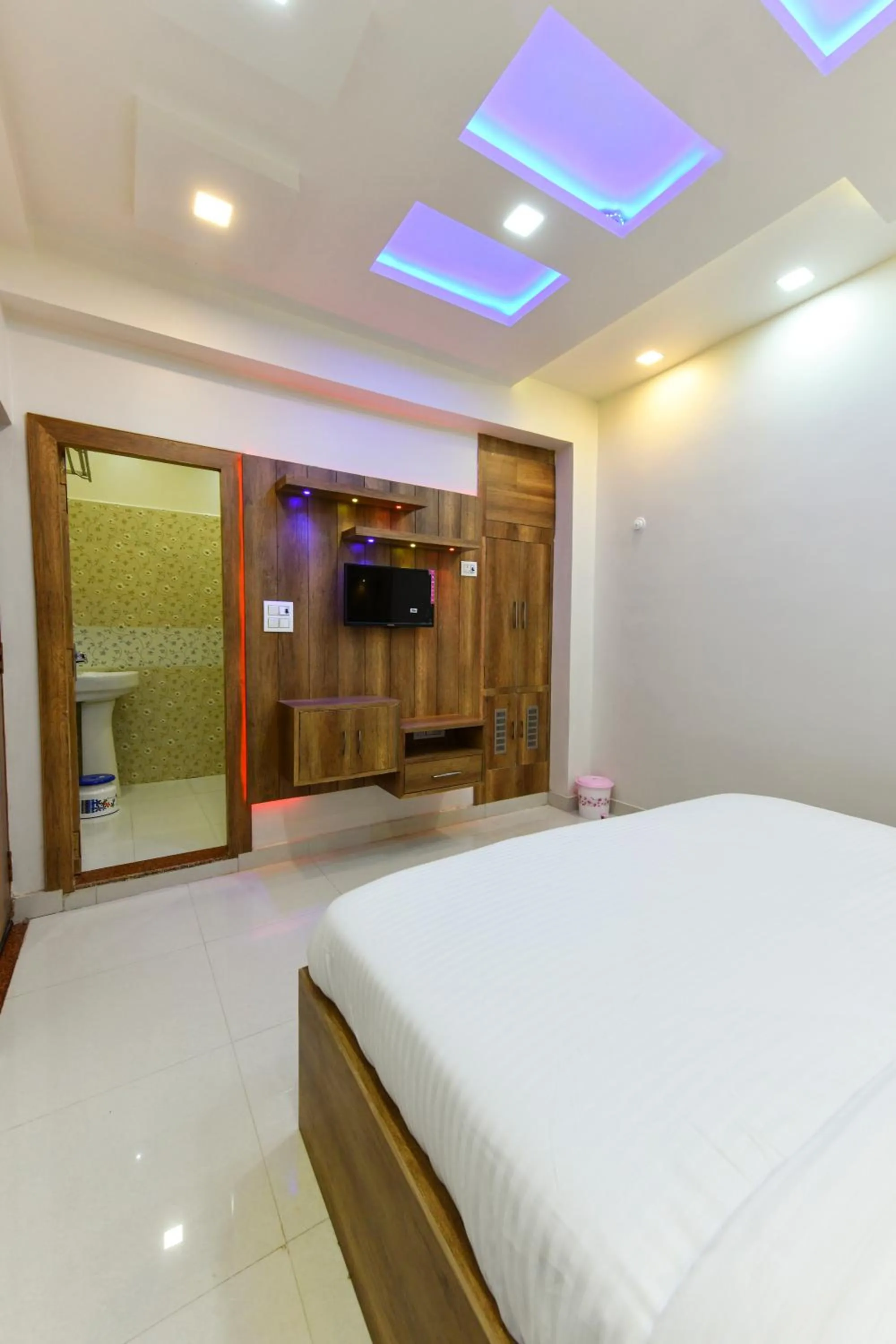 Photo of the whole room, Bed in HN Palace Homestay