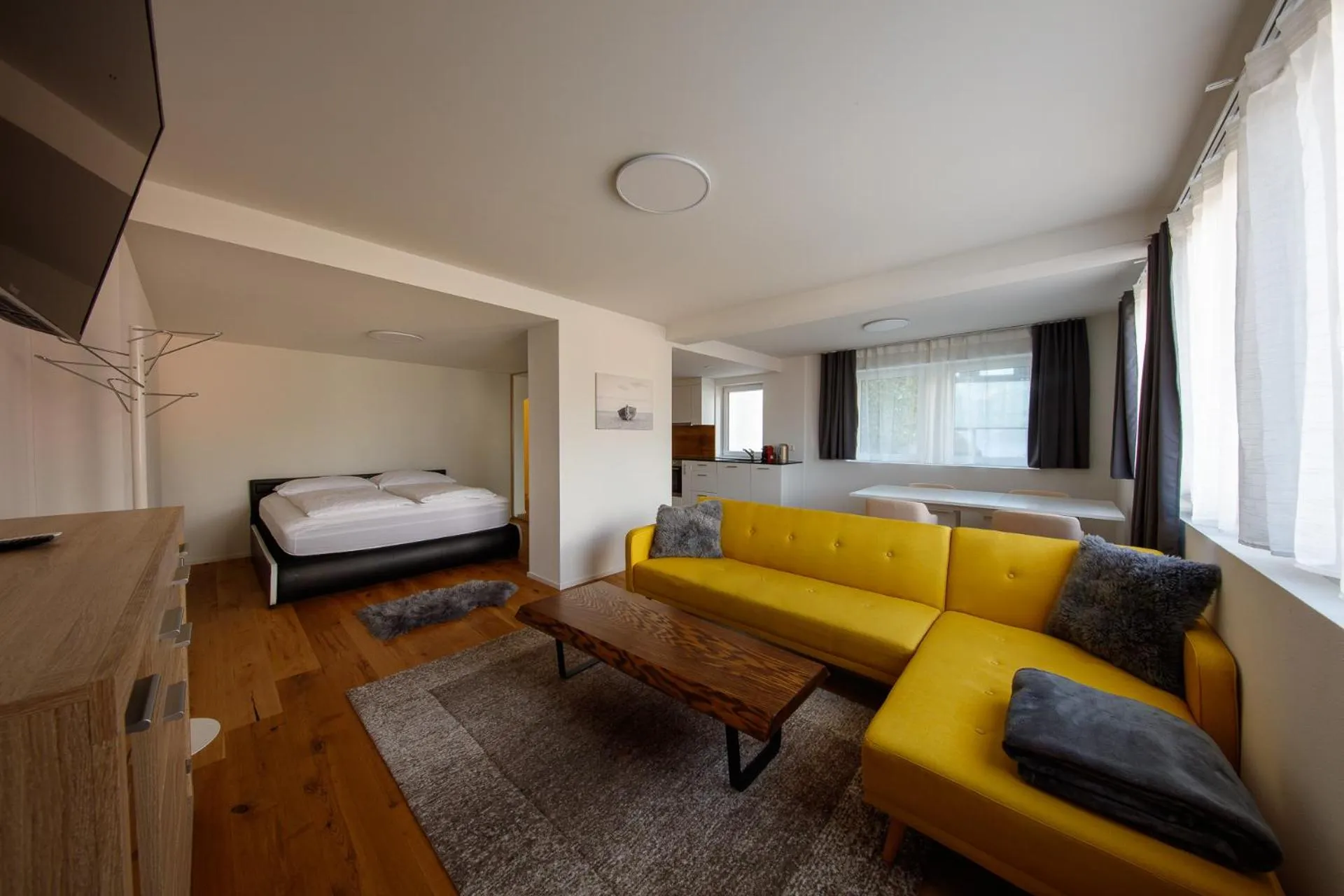 TV and multimedia, Bed in BERG & BERG APARTMENTS - Spiez Self-Check-in