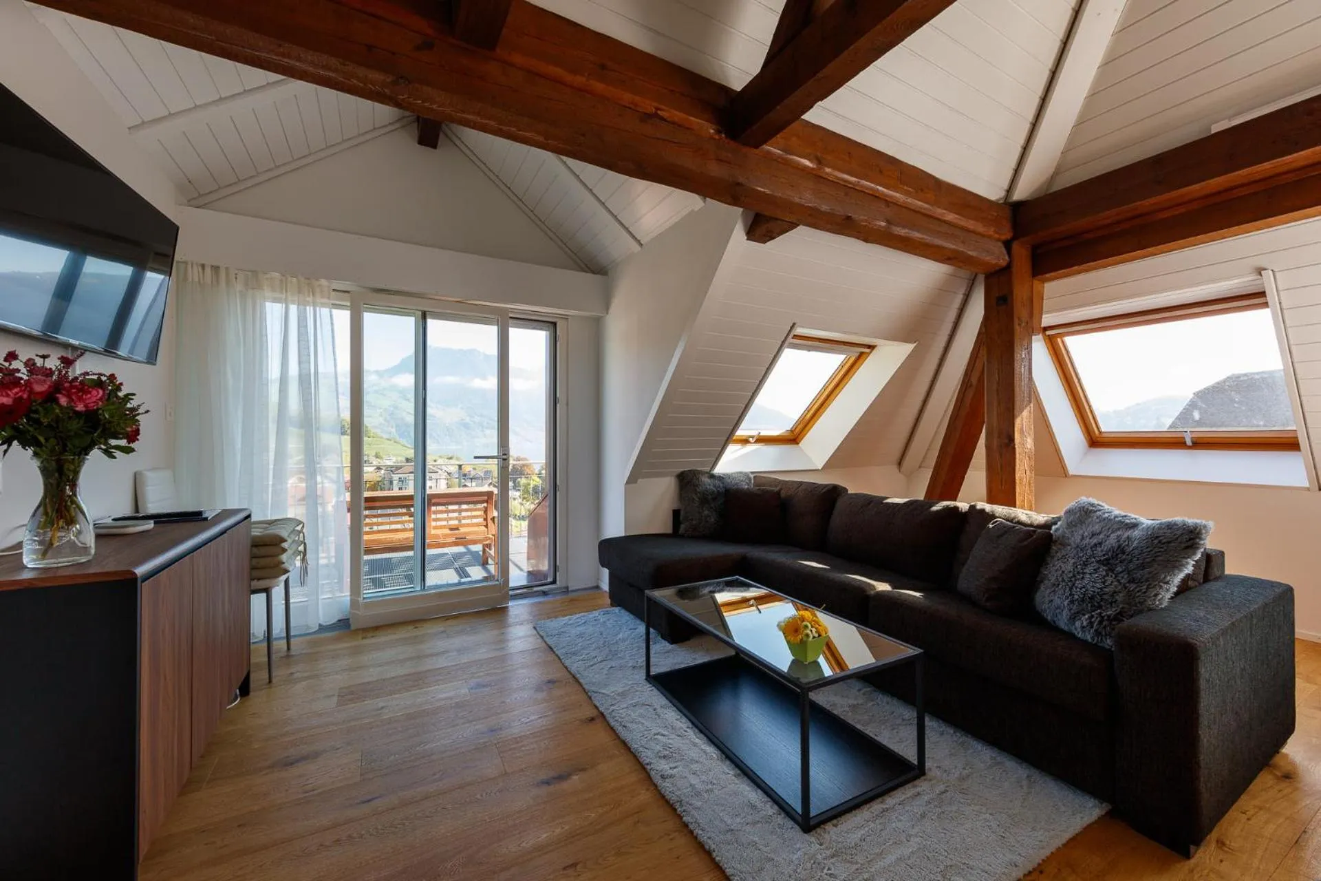 Living room in BERG & BERG APARTMENTS - Spiez Self-Check-in