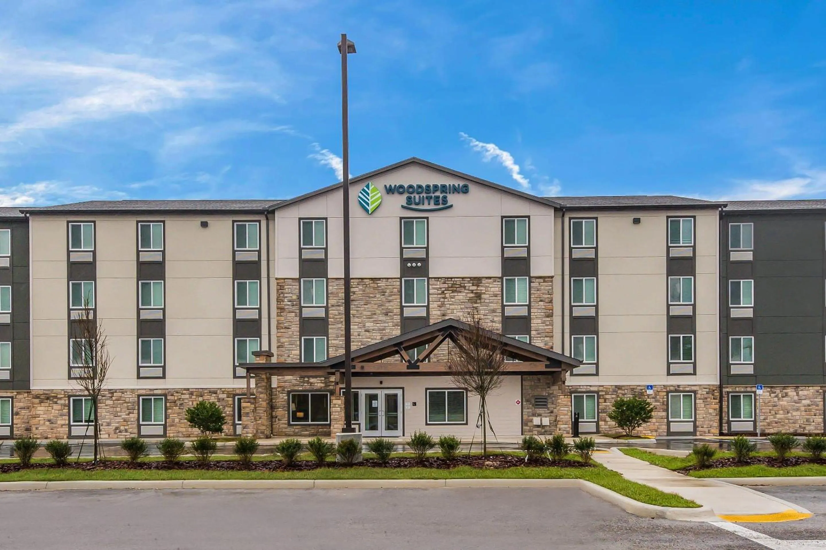 Property building in WoodSpring Suites Tampa Airport North Veterans Expressway