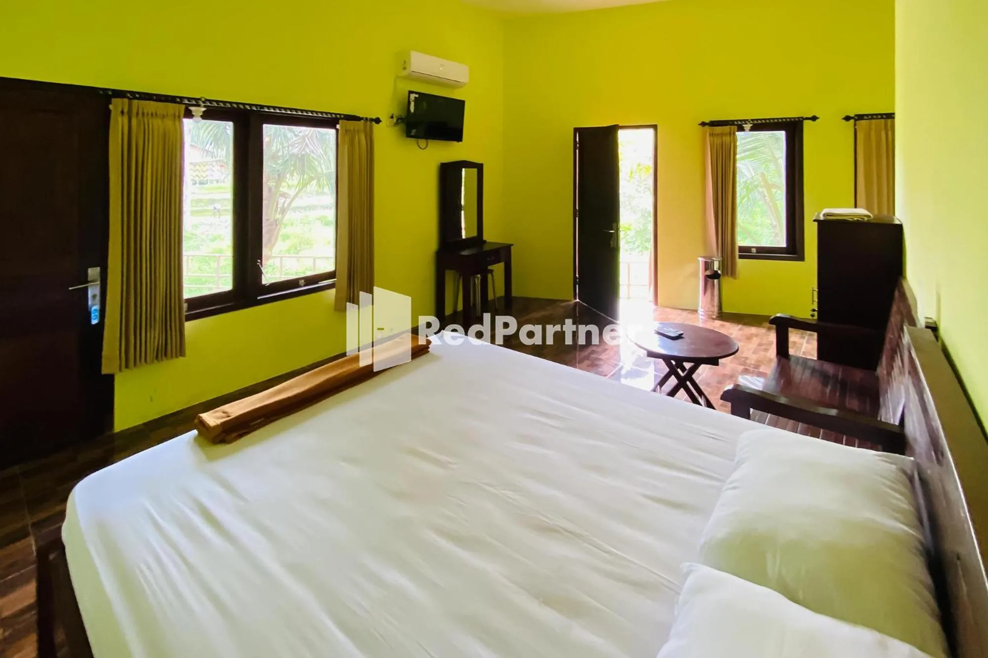 Bedroom, Bed in Hotel dan Gazebo Syariah Pinggir Kali Prigen RedPartner