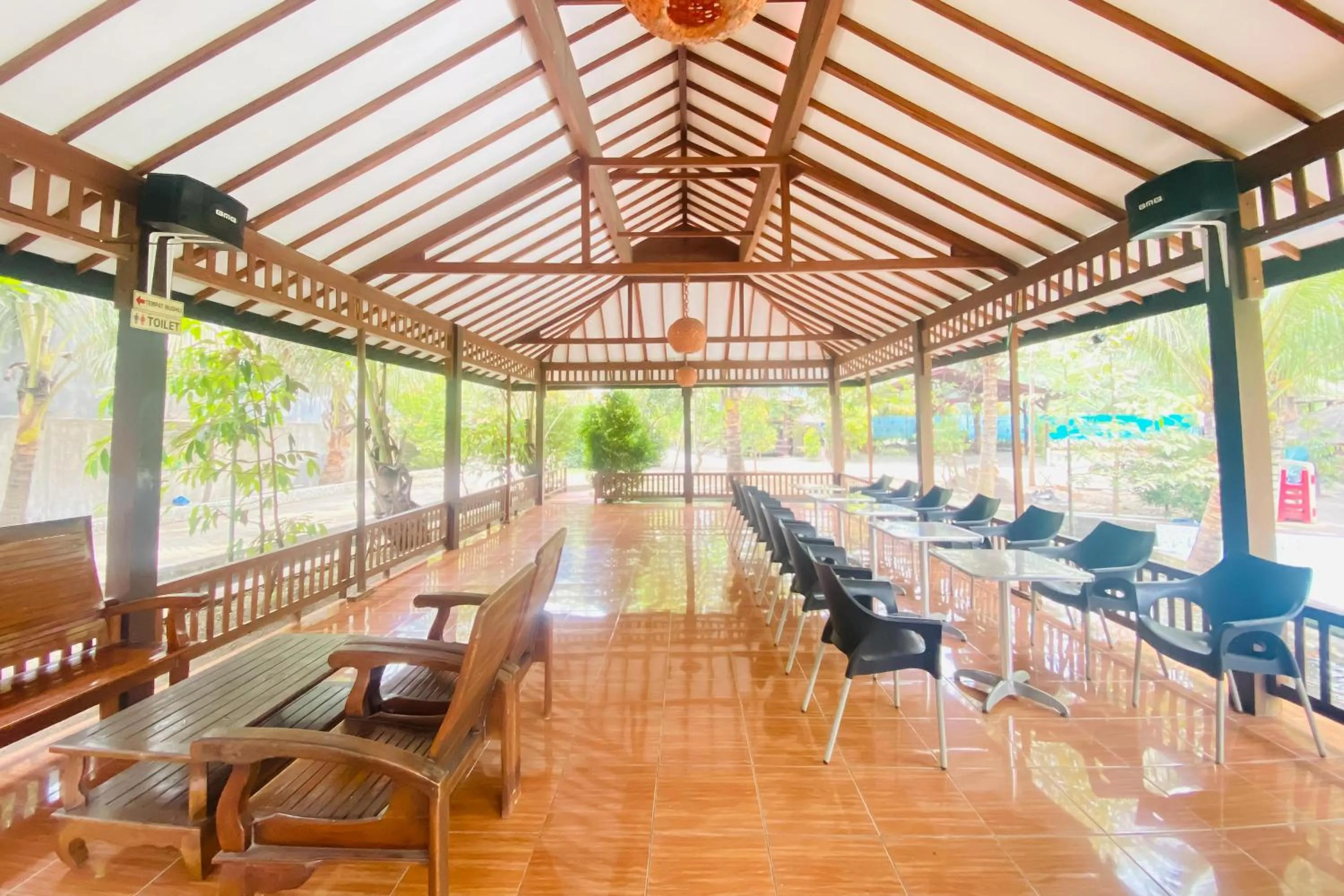 Restaurant/places to eat in Hotel dan Gazebo Syariah Pinggir Kali Prigen RedPartner