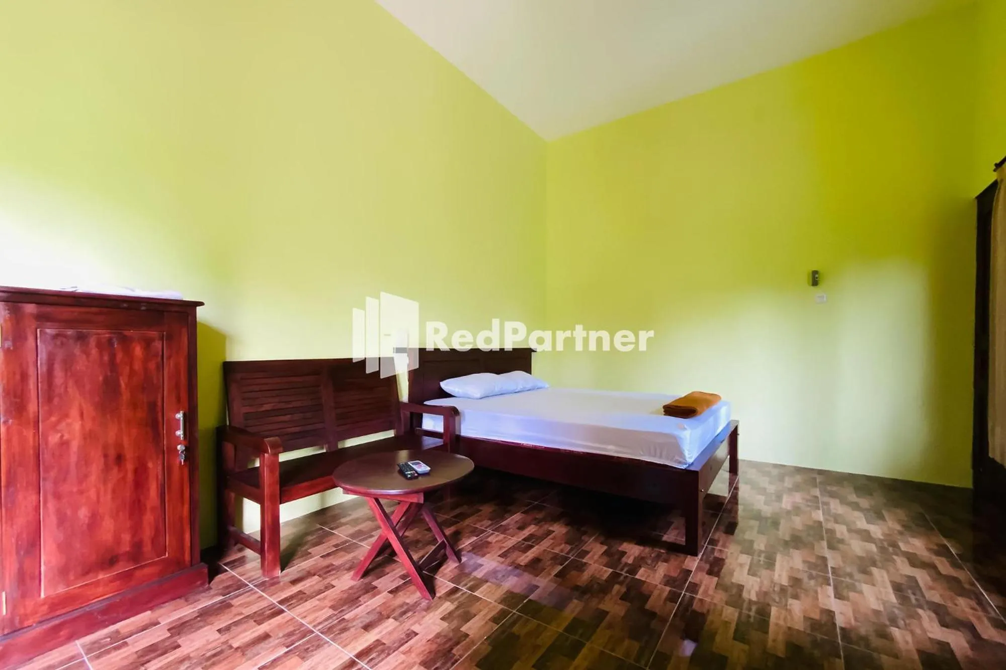 Bedroom, Bed in Hotel dan Gazebo Syariah Pinggir Kali Prigen RedPartner