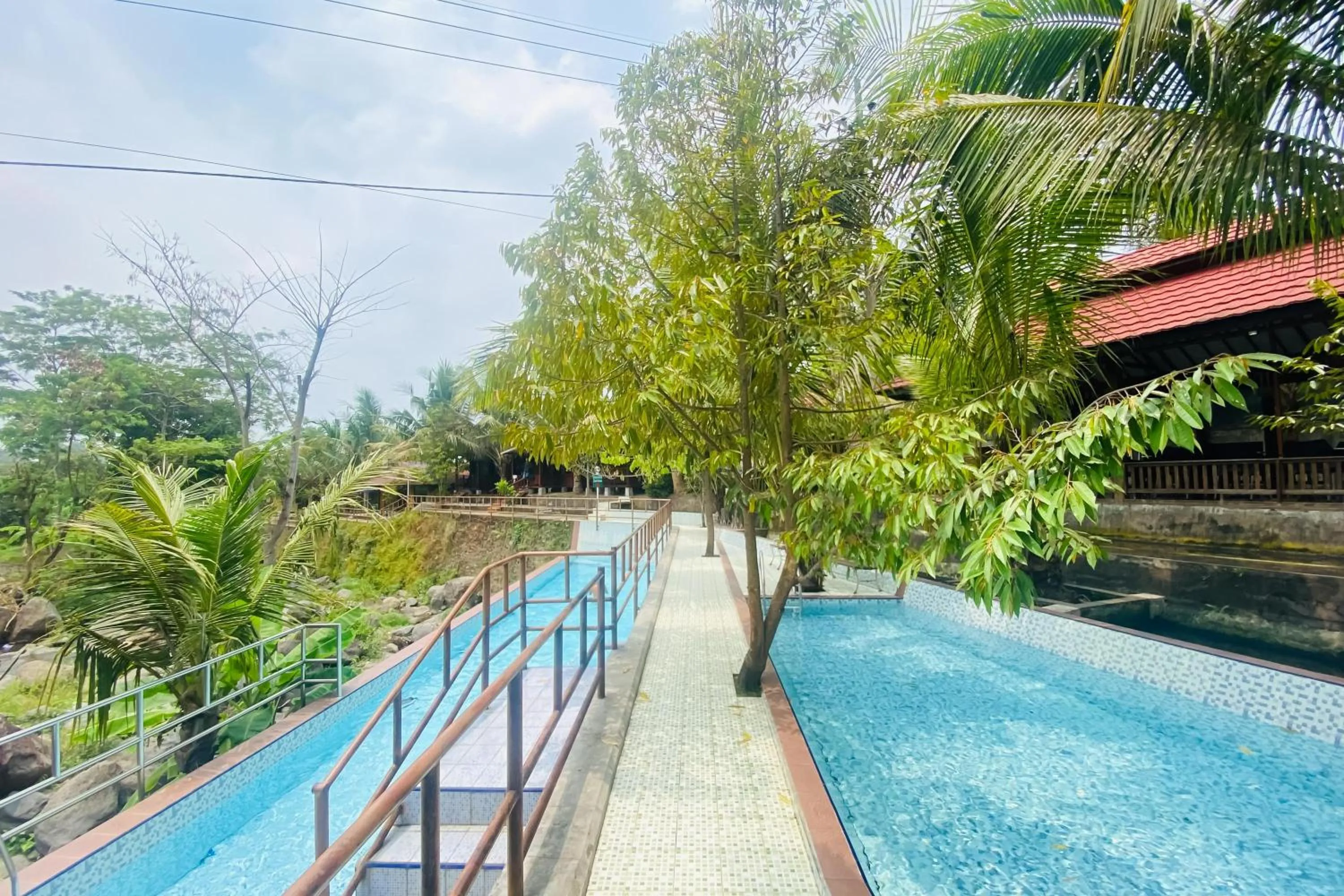Pool view in Hotel dan Gazebo Syariah Pinggir Kali Prigen RedPartner