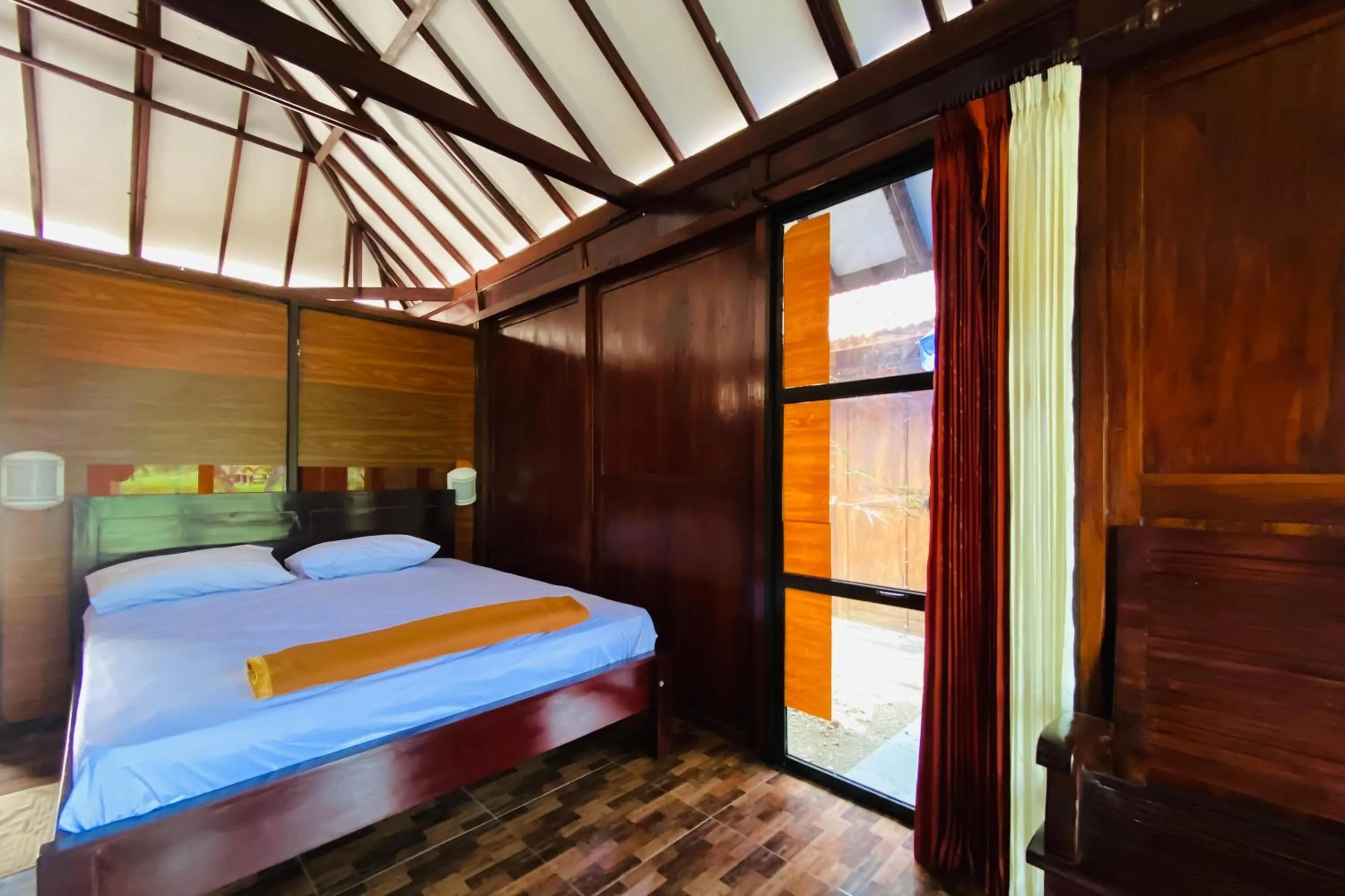 Bedroom, Bed in Hotel dan Gazebo Syariah Pinggir Kali Prigen RedPartner