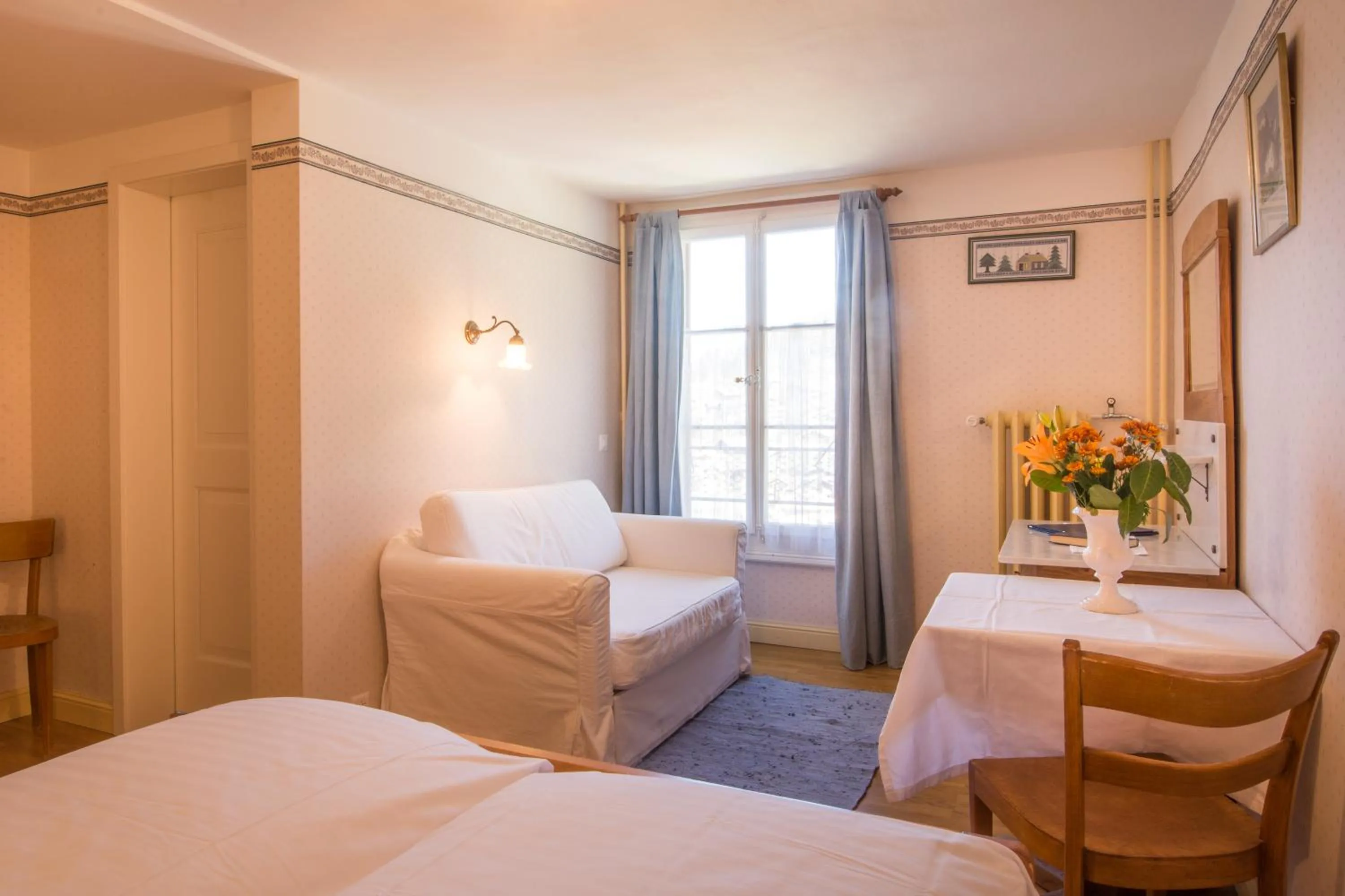 Living room, Bed in Historic Hotel Falken