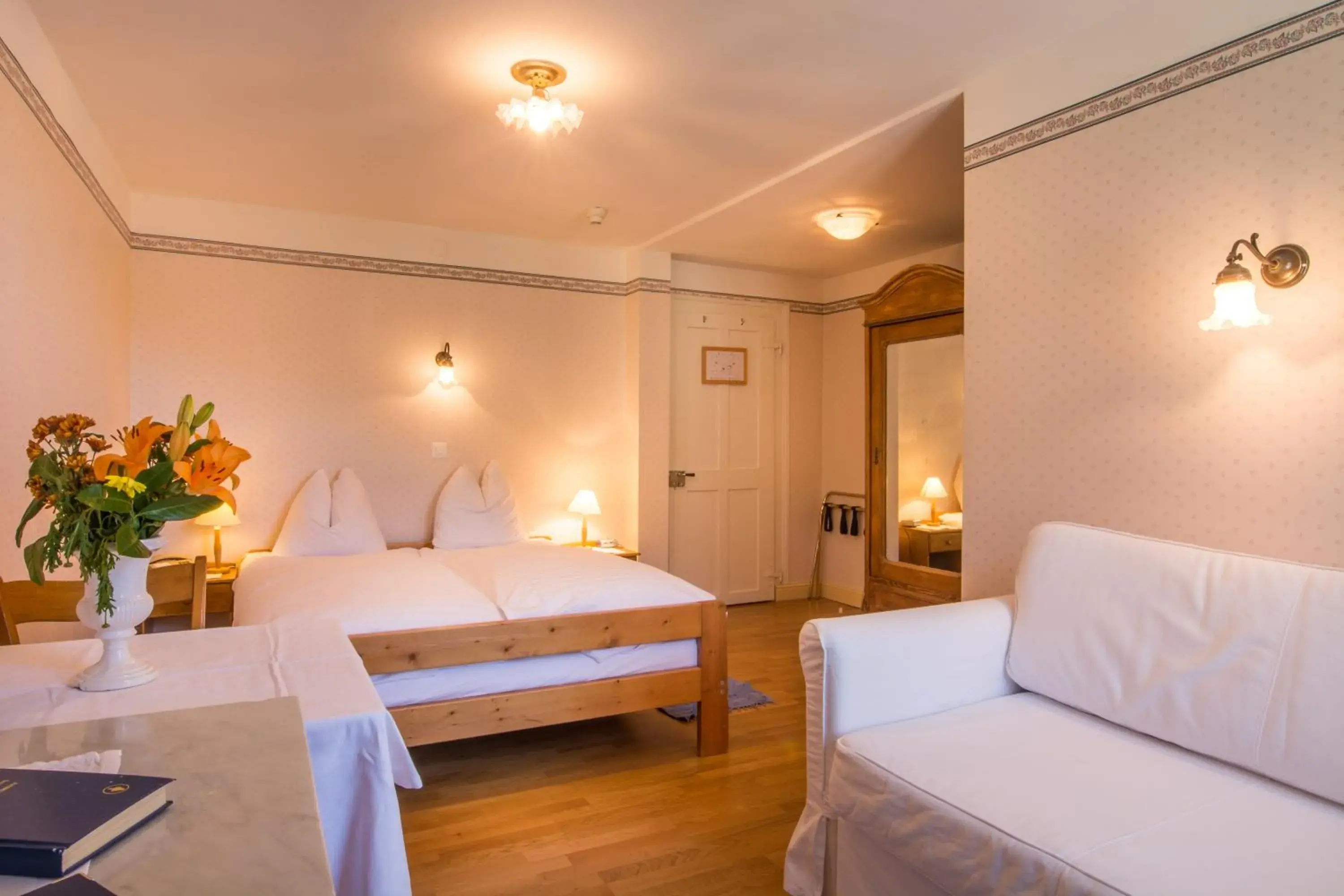 Standard Double or Twin Room in Historic Hotel Falken Standard Double or Twin Room in Historic Hotel Falken