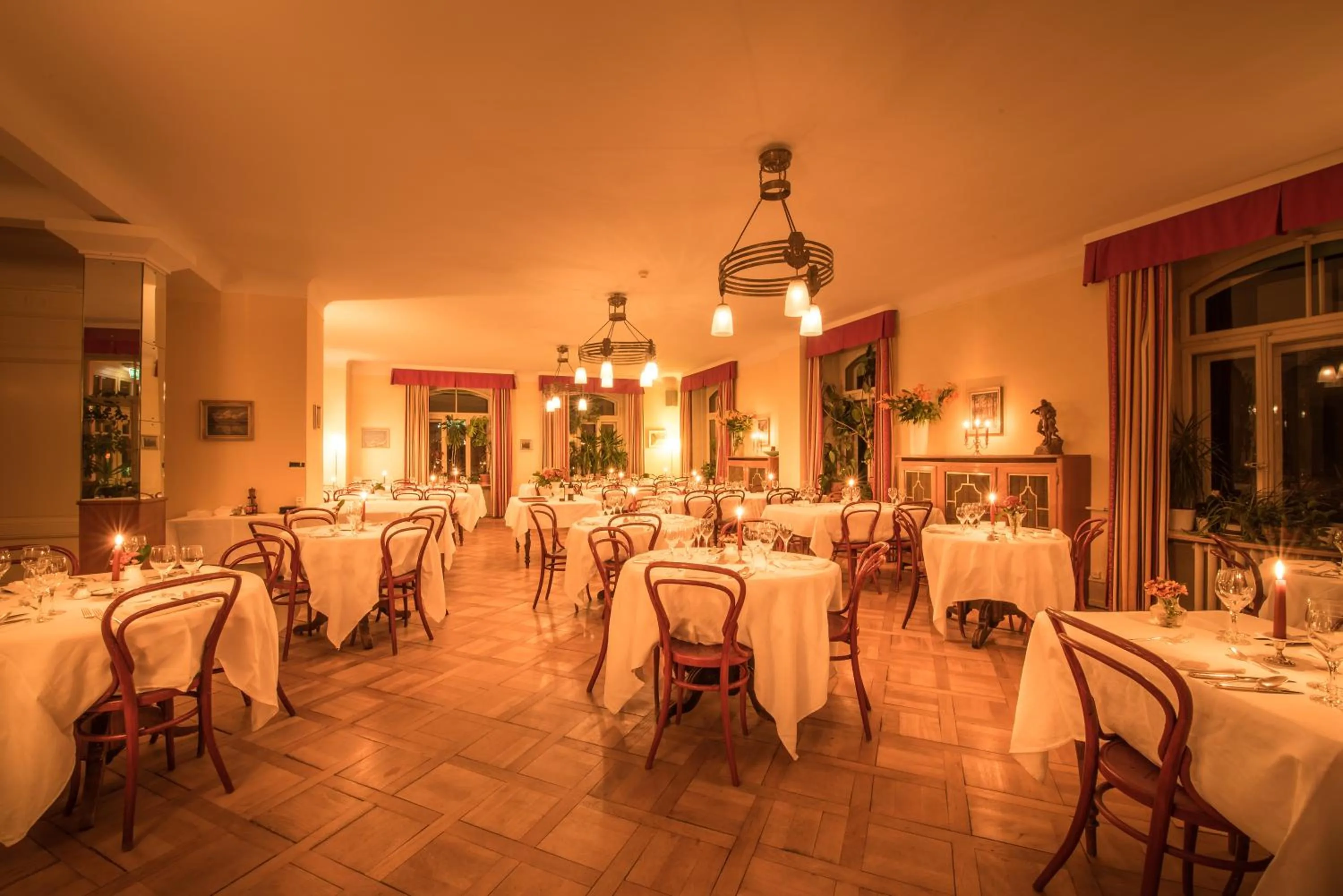 Restaurant/places to eat in Historic Hotel Falken
