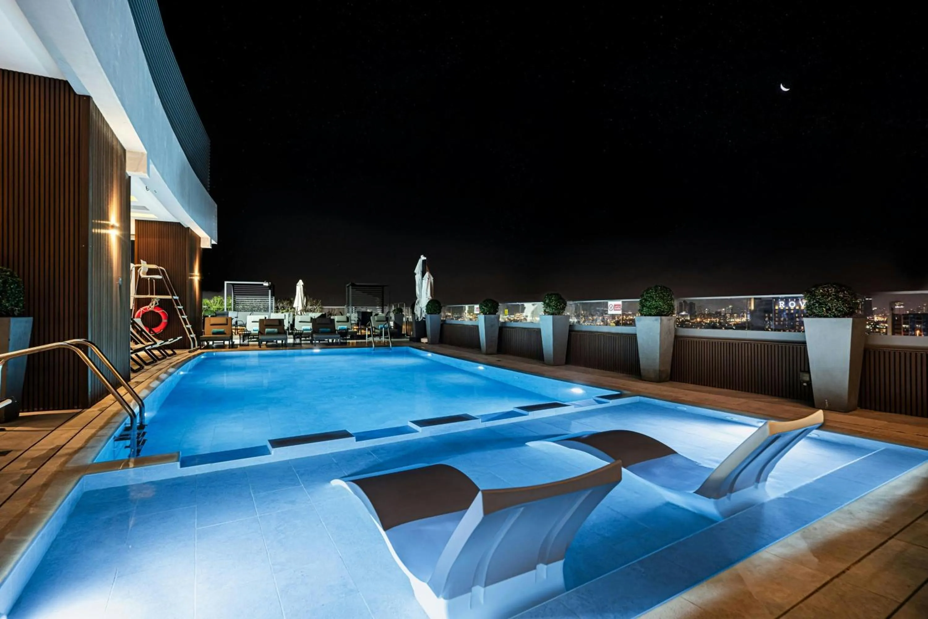 Swimming pool in Courtyard by Marriott World Trade Centre, Dubai