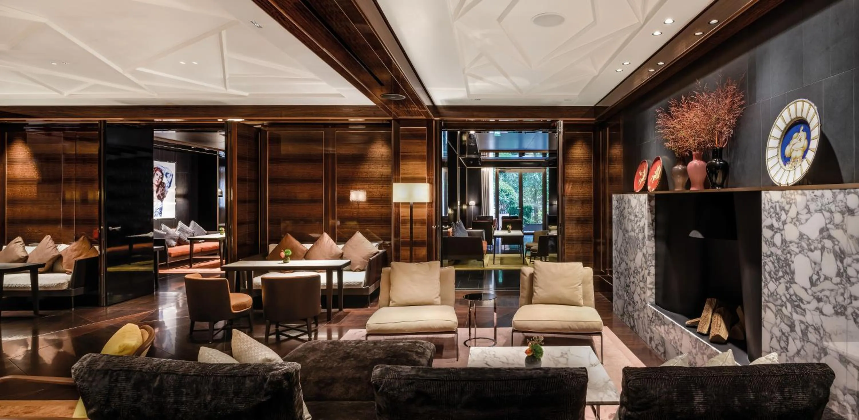 Lounge or bar in Bvlgari Hotel Paris