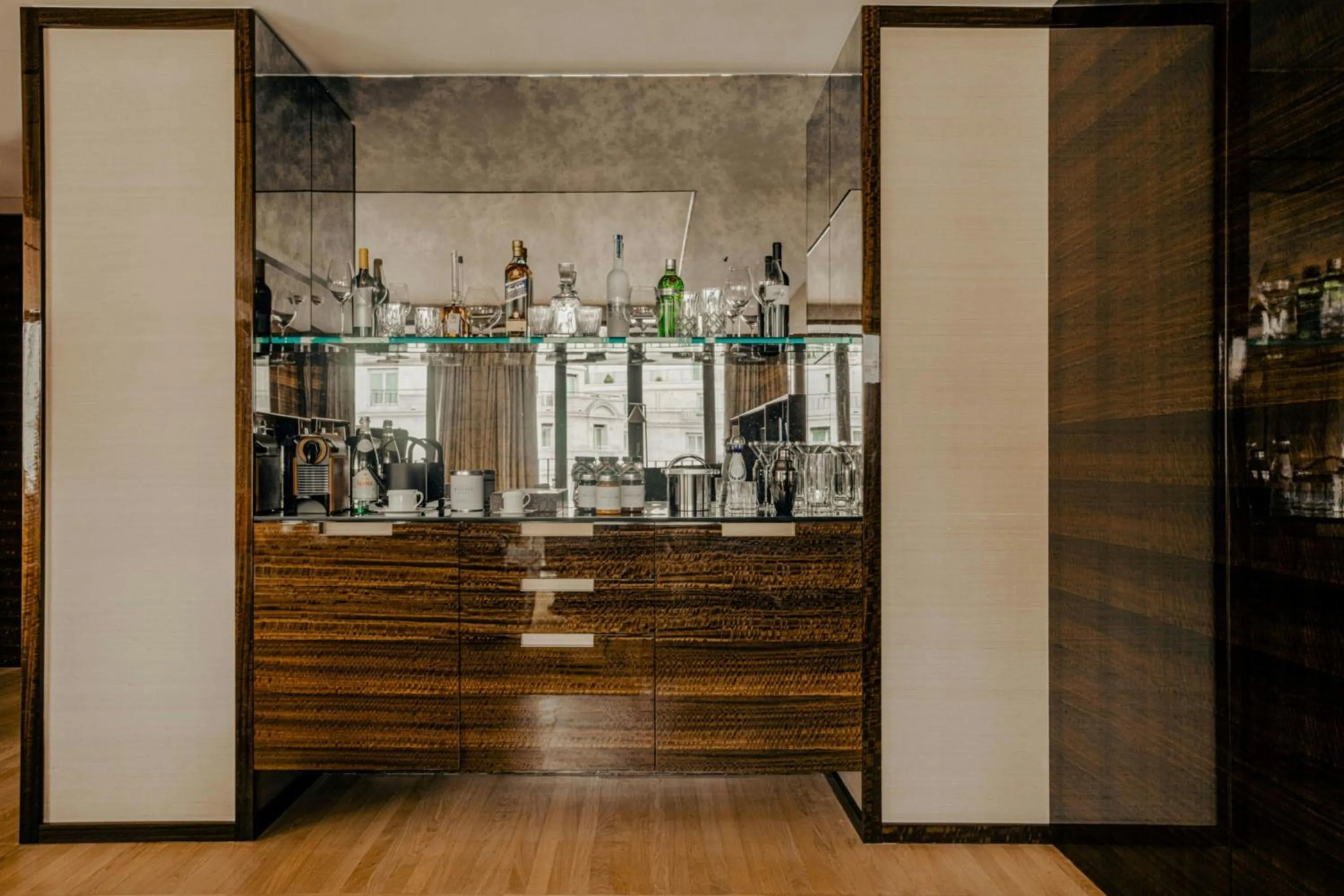 Lounge or bar in Bvlgari Hotel Paris