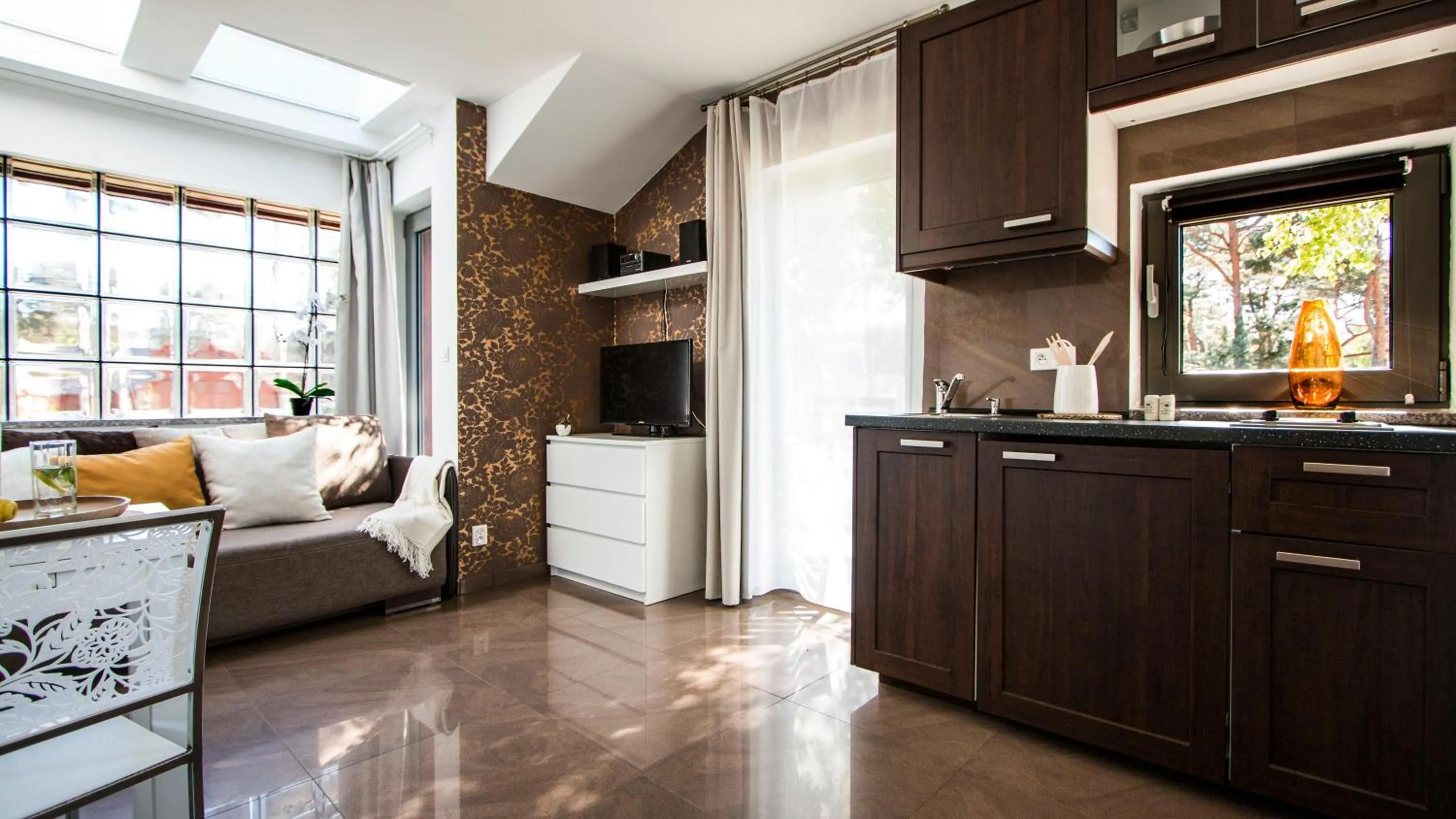 Kitchen or kitchenette in Pelikan Resort Dźwirzyno - Domki przy plaży