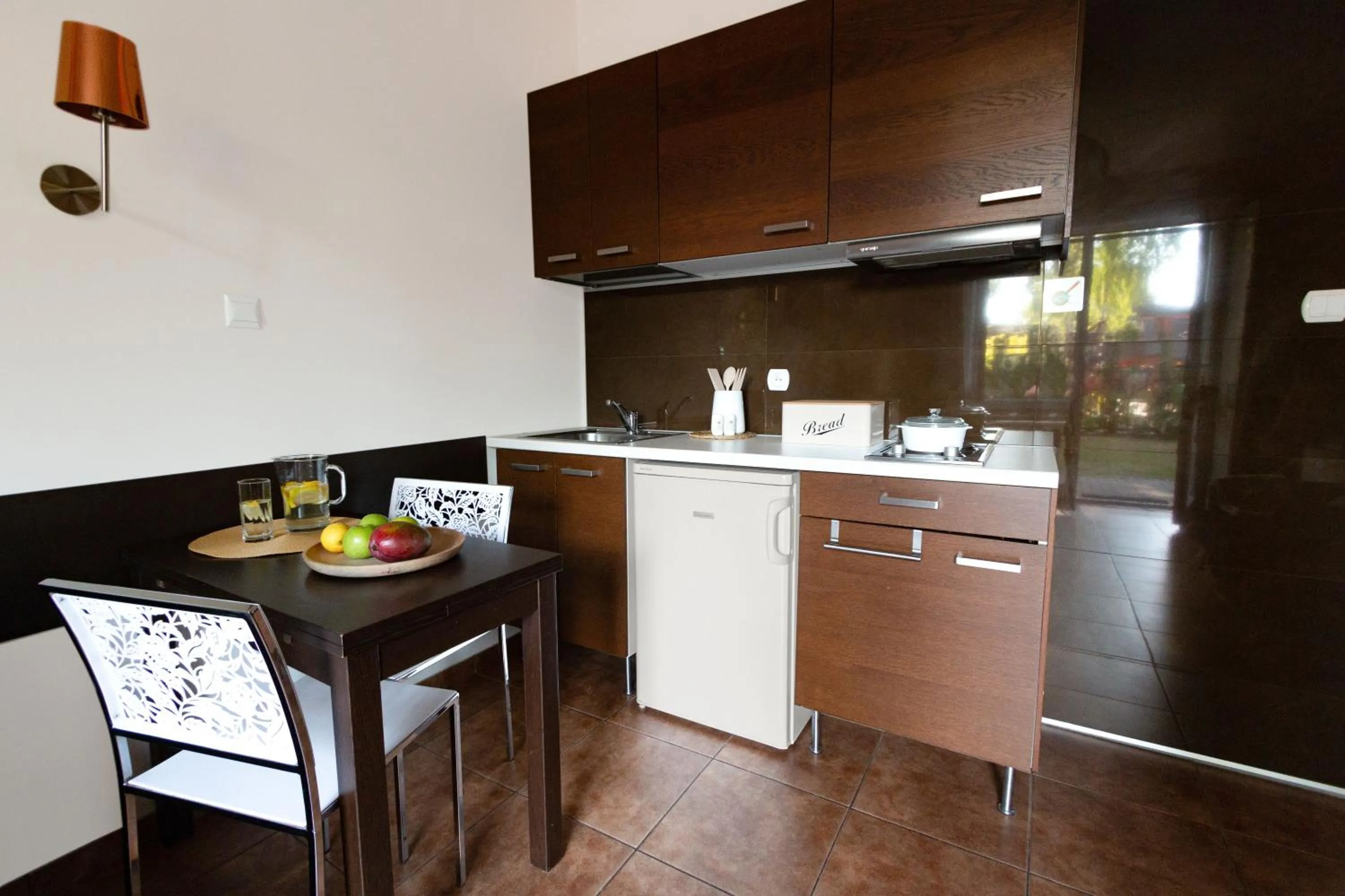 Kitchen or kitchenette in Pelikan Resort Dźwirzyno - Domki przy plaży