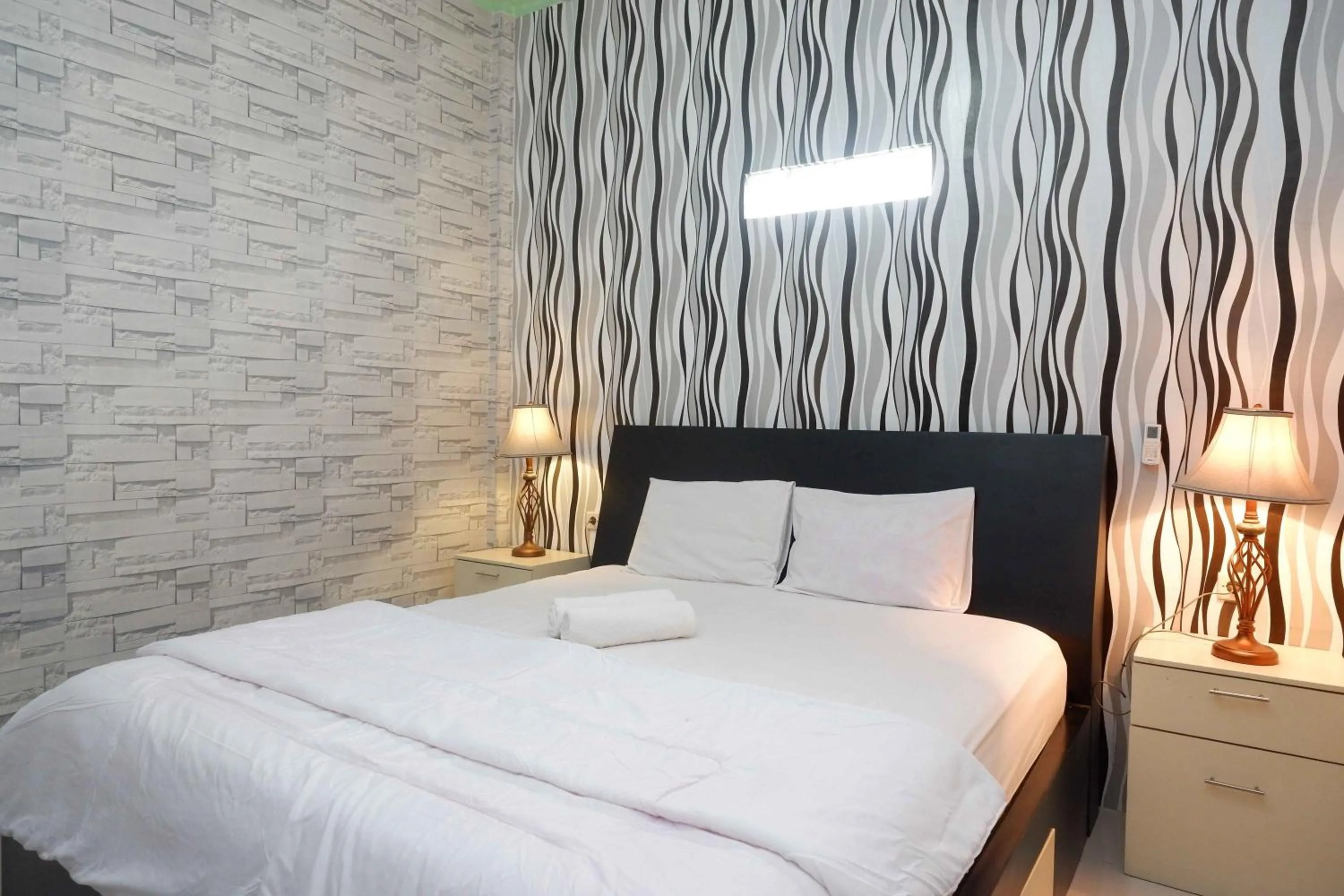 Bedroom, Bed in RedDoorz Syariah near RS Mitra Siaga