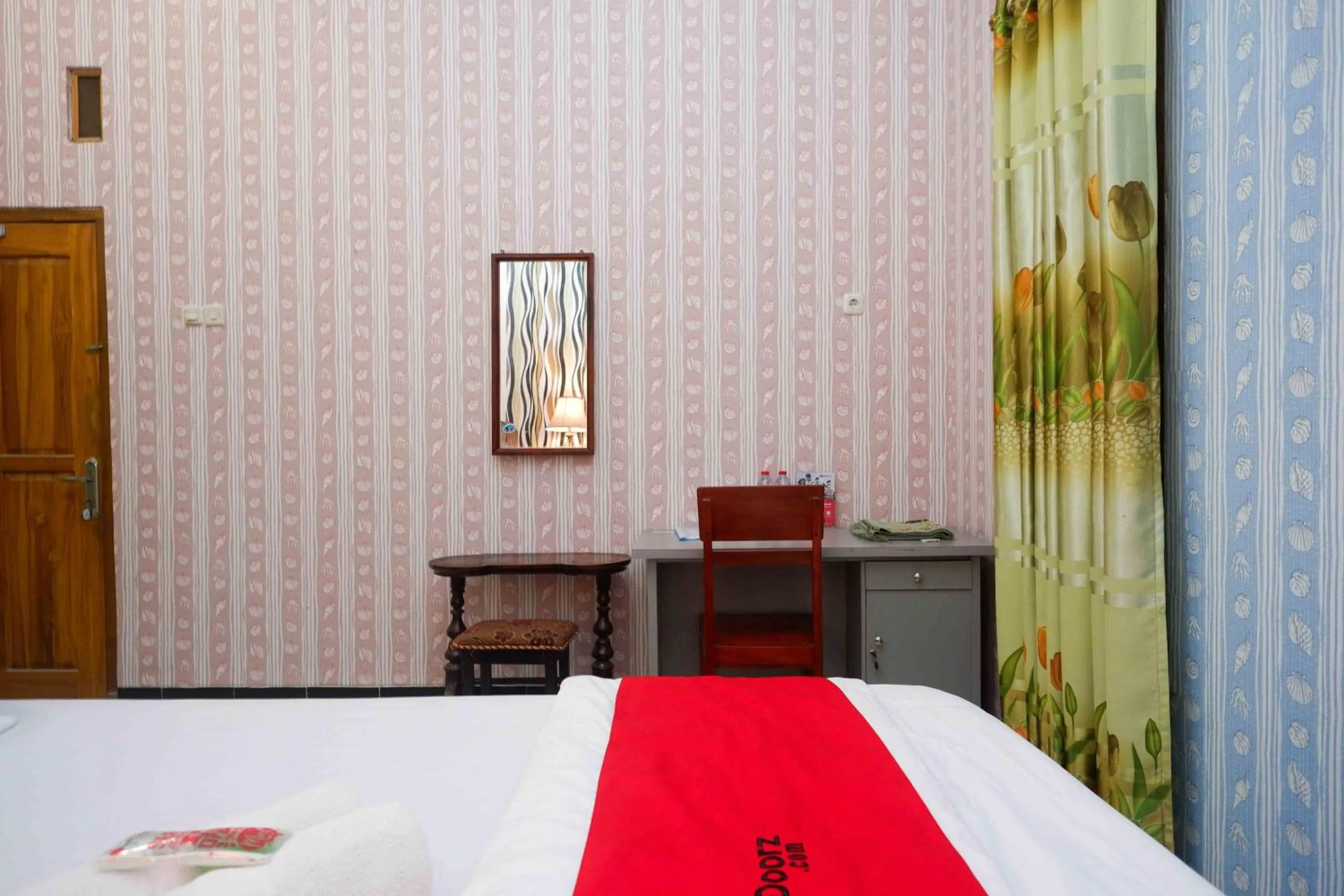 Bedroom, Bed in RedDoorz Syariah near RS Mitra Siaga