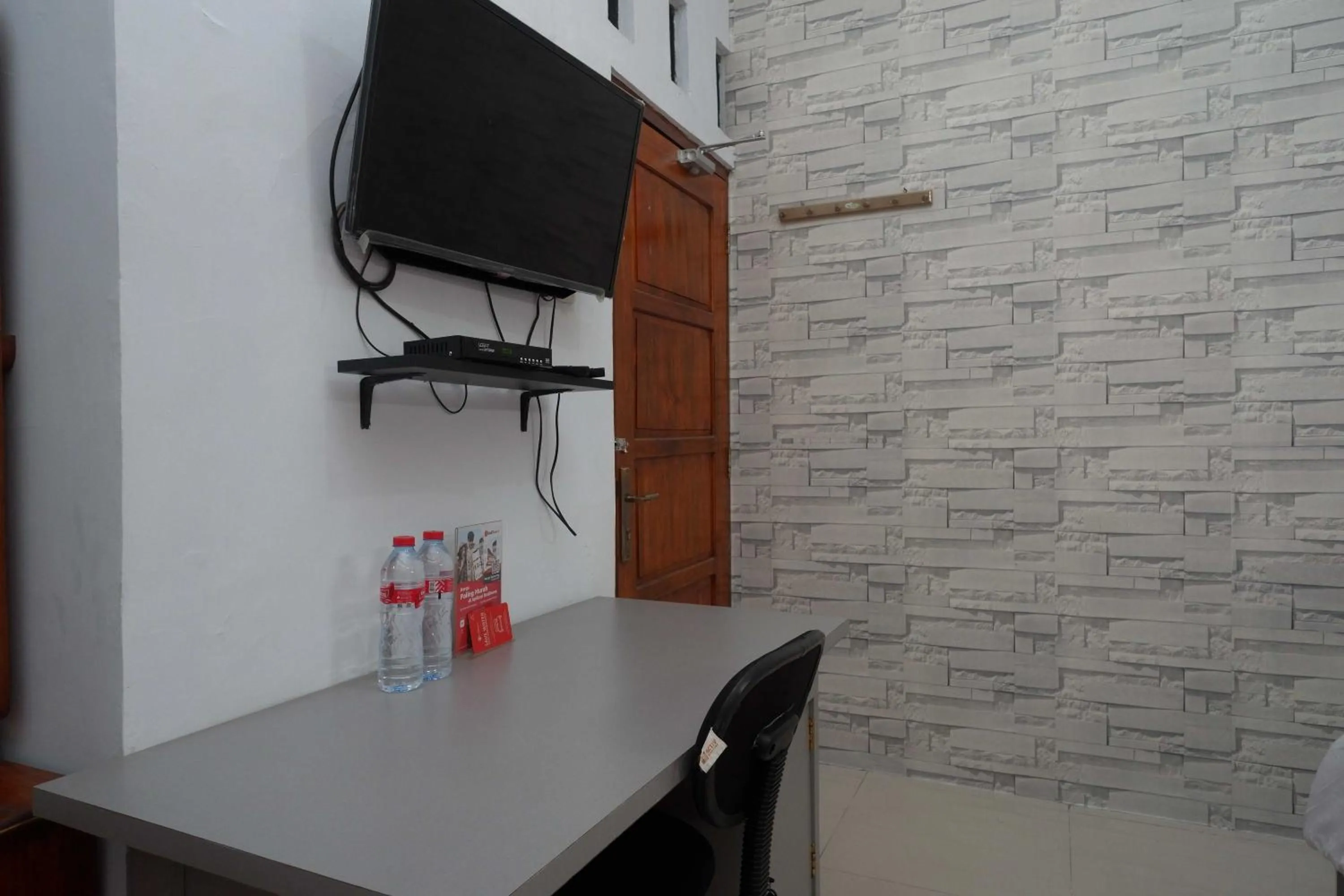 Bedroom in RedDoorz Syariah near RS Mitra Siaga