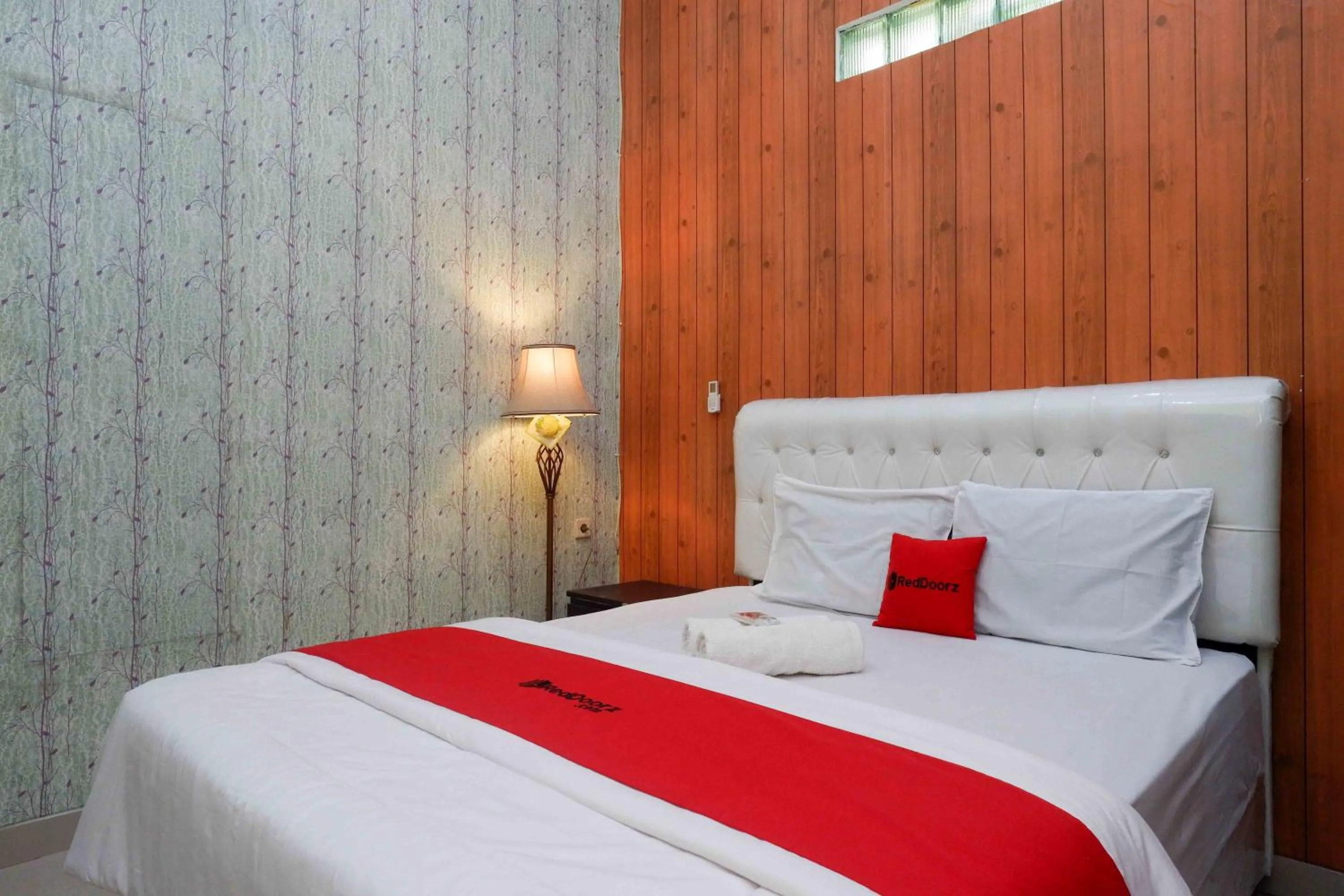 Bedroom, Bed in RedDoorz Syariah near RS Mitra Siaga